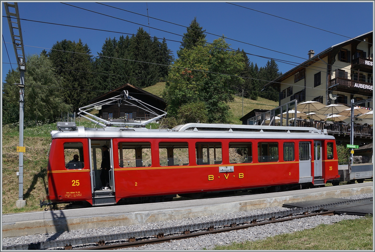 Dies Bild von der Seite zeigt, dass die Station Col du Soud nicht ganz waagrecht angelegt wurde (was bei Bergbahnen auch keinealzugrosse Ausnahme ist.) 

19. August 2023