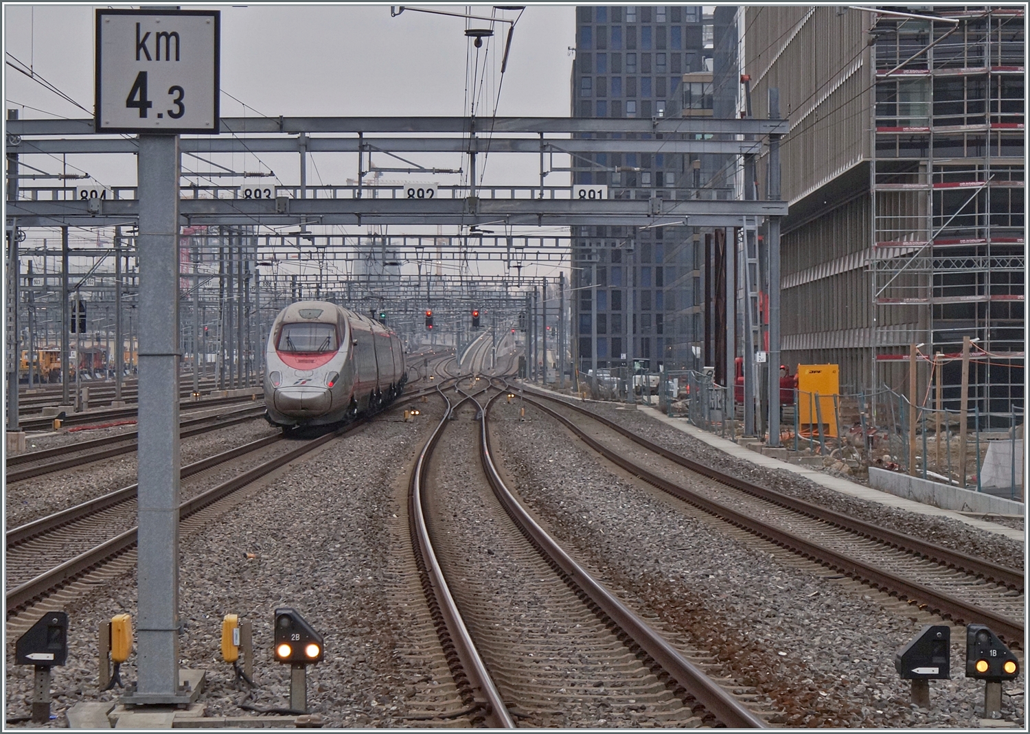 Dieses Bild am Bahnsteigende von Renens VD bei Kilometer 4.3 gilt weniger dem FS Trenitalia ETR 610 der als EC von Genève nach Domodossola unterwegs ist, als der Streckenführung in Richtung Lausanne.

29. Feb. 2024