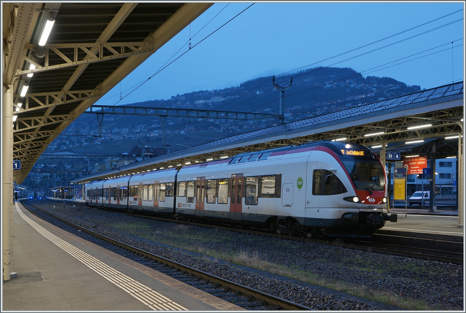 Dieses Bild zeigt zwar  nur  einen SBB Flirt, nämlich den SBB REV RABe 523 015-1 beim Halt in Vevey. Interessant ist jedoch der Laufweg des RE 3558: Von Fribourg nach Le Châble (-Verbier) via die  Train de Vignes  Strecke. Der Zug fährt in der Wintersaison Samstags, Sonn- und Feiertags. Der Vollständigkeit halber hier noch die UIC Nummer des SBB Flirts: RABe 523 94 85 0 523 015-1 CH-SBB.

2. Januar 2024