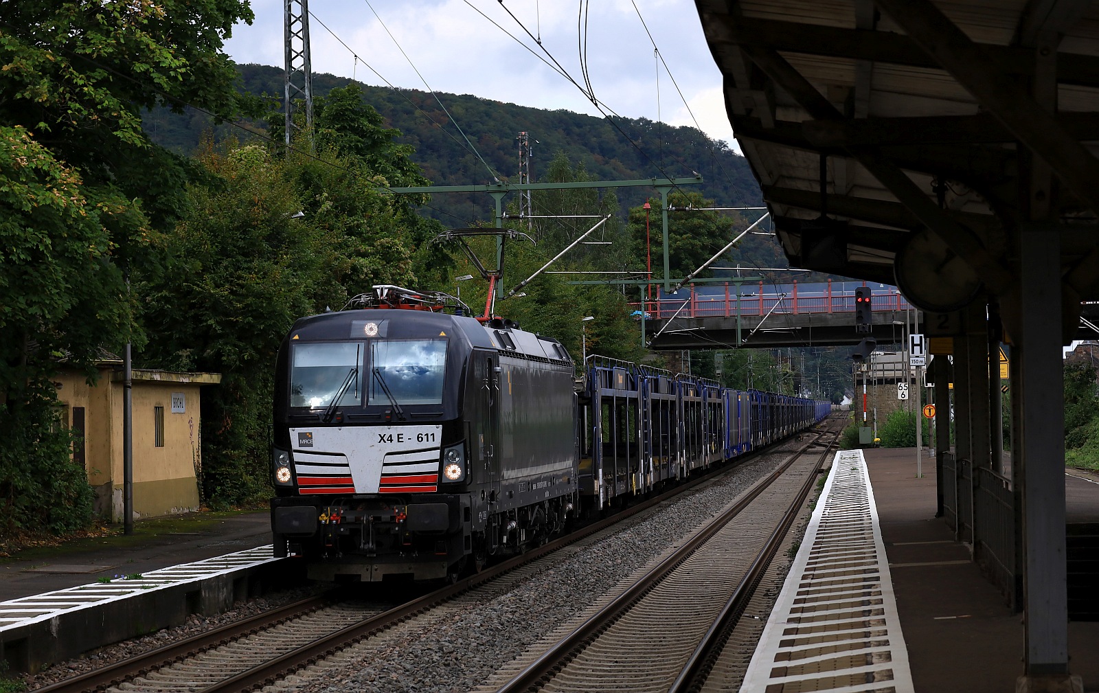 DISPO 193 611-1 mit Hödlmeyer Autotransportzug Durchfahrt Brohl am Rhein. 13.09.2023