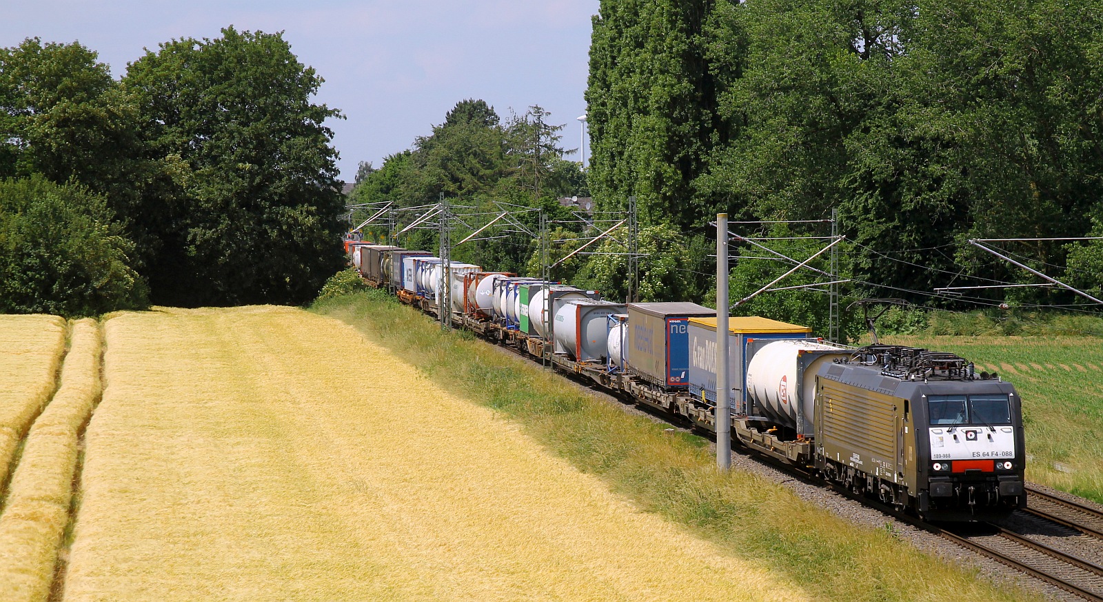 DISPO/Lokomotion ES 64 F4-088/ 189 988-9 mit Containerzug Praest (bei Emmerich) 15.06.2023