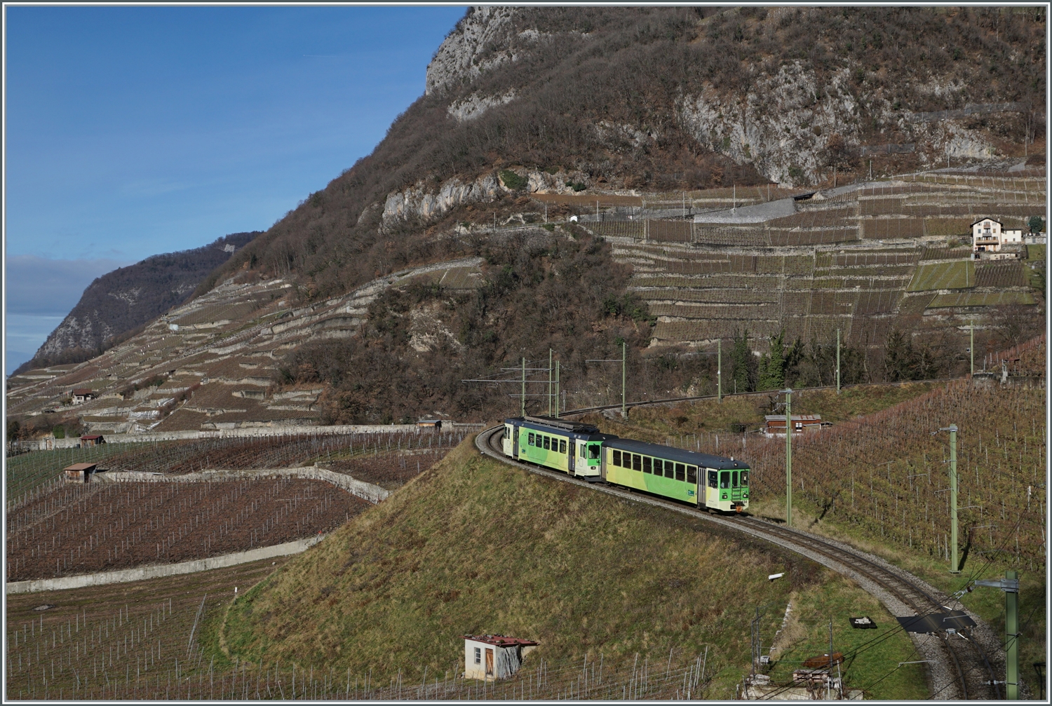 Drei Bilder vom Regionalzug R 71 435 von Les Diablerets nach Aigle mit dem schiebenden TPC ASD BDe 4/4 402 und dem Bt 434, der auf dem in weiten Schleifen oberhalb von Aigle durch die Weinberge fährt.

4. Jan. 2024