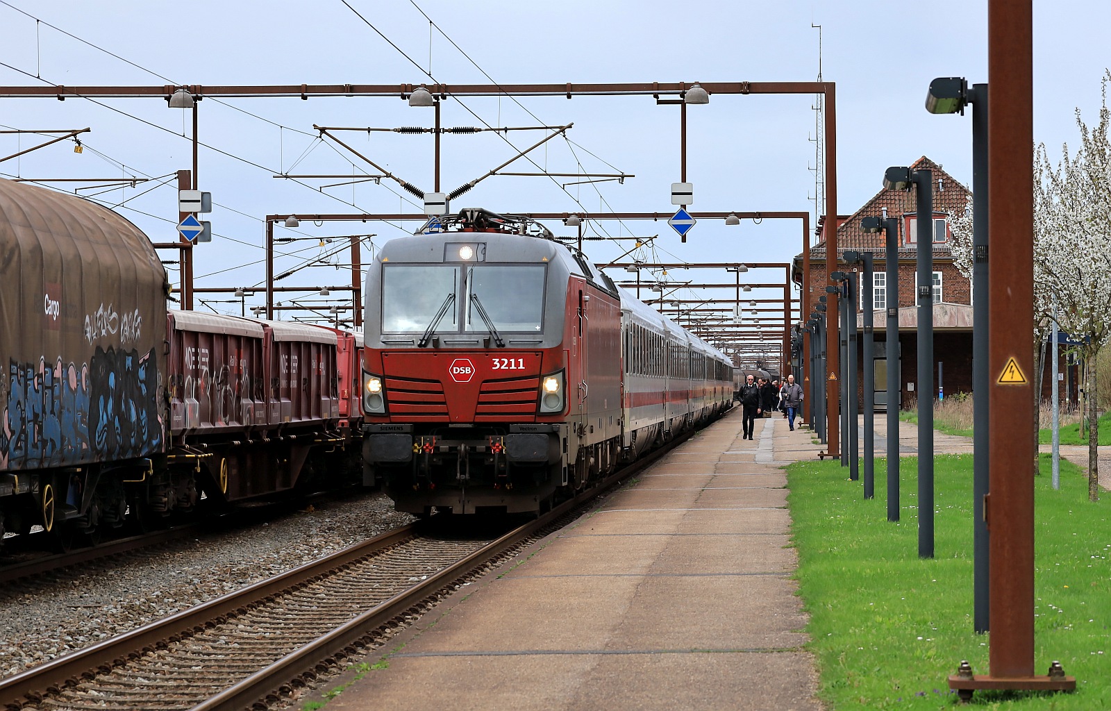 DSB EB 3211 mit EC nach Hamburg Einfahrt Pattburg Bahnhof. 06.04.2024