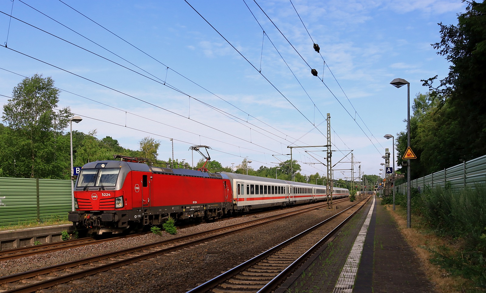 DSB EB 3224-0 (BauNr 22813) hat hier mit dem IC 1191 Einfahrt in Schleswig. 24.06.2023