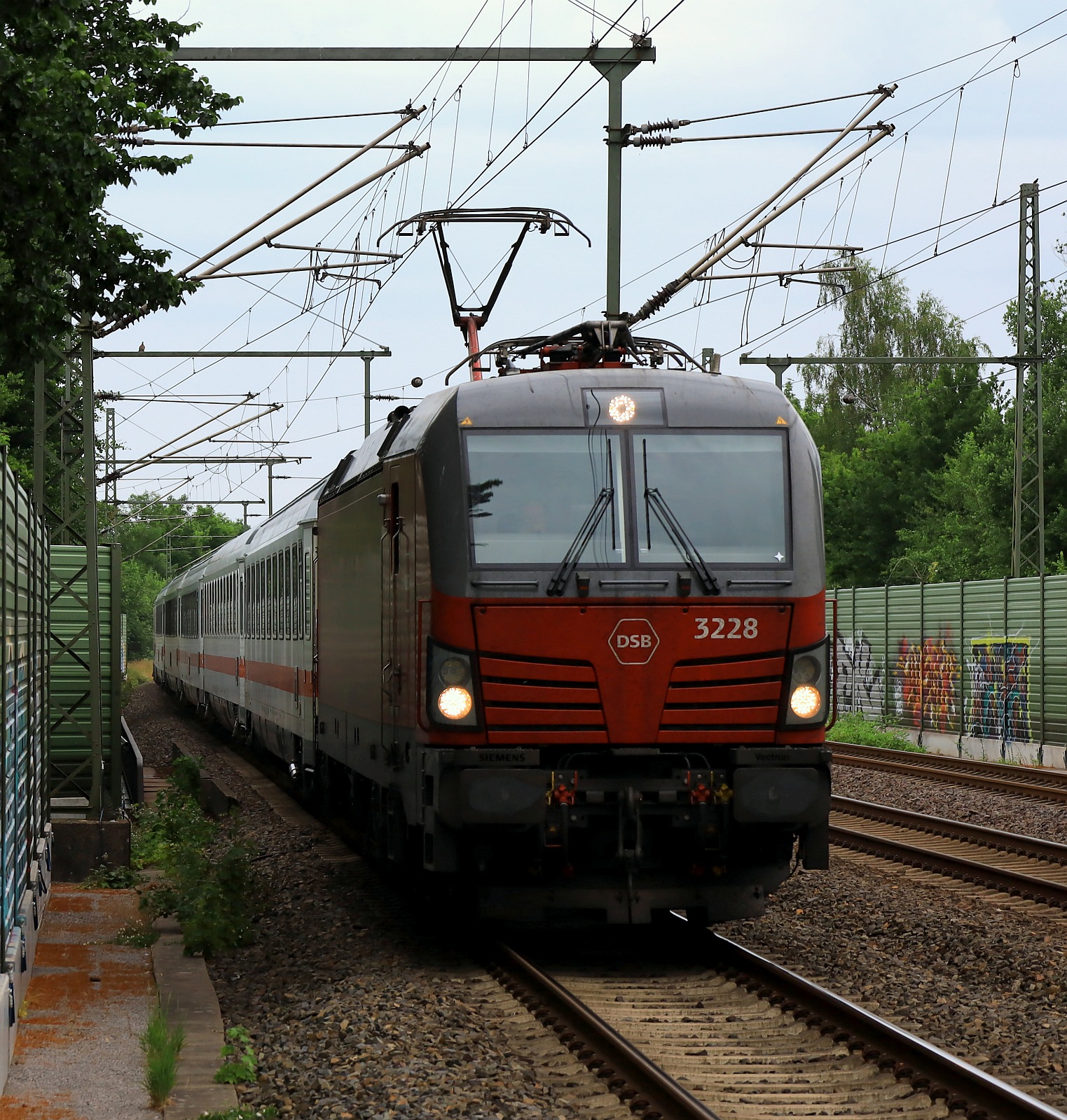 DSB EB 3228-1 (BauNr 22970) mit dem IC 1198 nach Kopenhagen Einfahrt Schleswig 23.06.2023