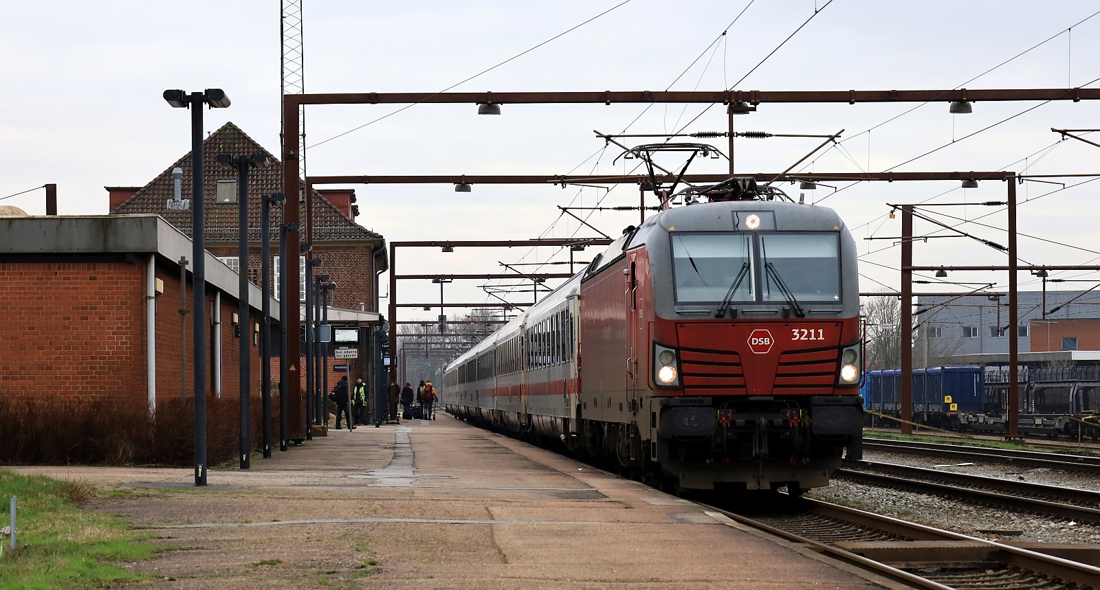 DSB Litra EB 3211 mit dem EC 398 nach Kopenhagen beim Halt in Pattburg/DK. 01.03.2024