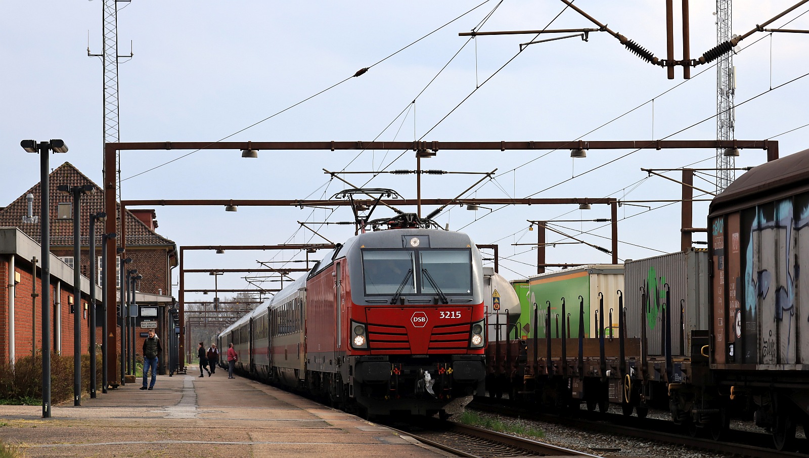 DSB Litra EB 3215 mit dem EC 392 nach Kopenhagen beim Halt in Pattburg/DK aufgenommen. 27.04.2024