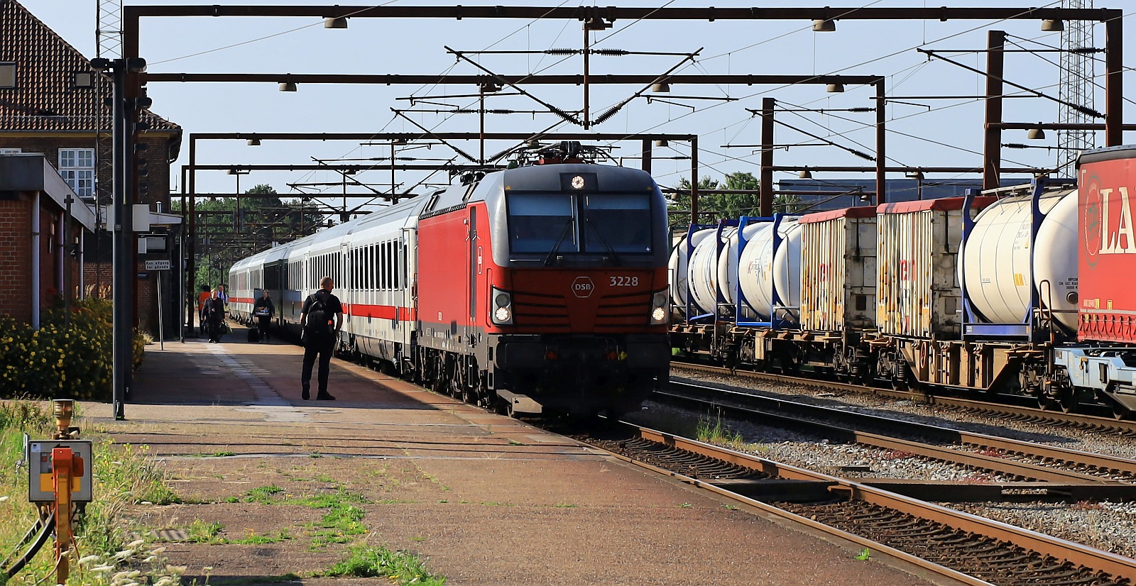 DSB Litra EB 3228 mit IC nach Kopenhagen Einfahrt Pattburg.st 09.07.2023