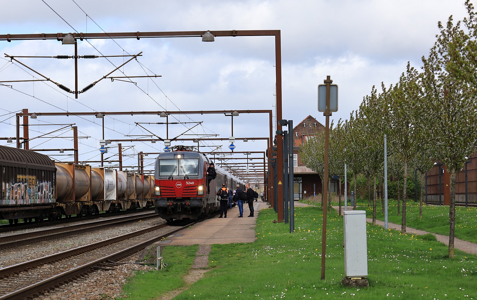 DSB Litra EB 3240 mit EC 394 nach Hamburg beim Halt mit Personalwechsel im dänischen Grenzbahnhof Pattburg. 14.04.2024 