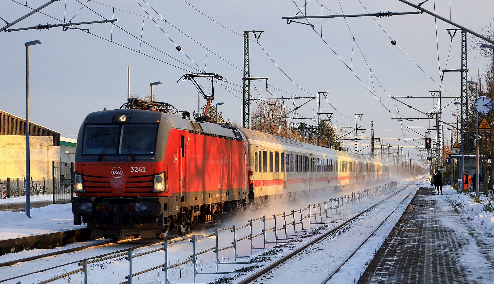 DSB Litra EB 3241 mit IC nach Kopenhagen Durchfahrtt Jbek am  29.11.2023