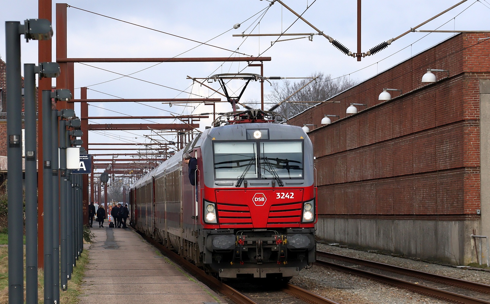 DSB Litra EB 3242 mit EC nach Hamburg aufgenommen im Bhf Pattburg/DK. 01.02.2025