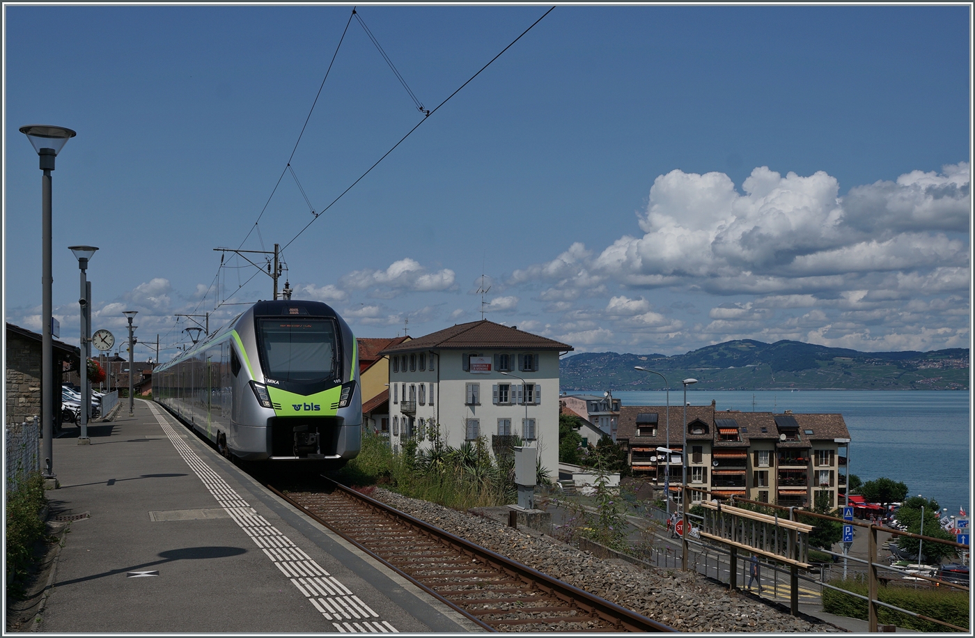 Durch strake Fahrgastzunahmen sah sich die RegionAlps gezwungen, bei der BLS einen RABe 528 zu mieten, welcher zwei RegionAlps Dominos freisetzt. Anfangs Frühling sah und fotografiere ich dann einen BLS RABe 528 und nahm mir vor im Sommer den Zug möglichst mit Schiff erneut zu fotografieren. Im Frühsommer stellte aber fest, dass der RABe 528 nicht mehr im gleichen Umlauf fährt und ich suchte ihn einige Zeit vergeblich in den Fahrplanunterlagen, so dass sich dachte, der Einsatz sei bereits beendet. Doch als mir gestern zufälligerweise ein BLS RABe 528 im Wallis entgegen kam, versuchte ich heute mein Glück in St-Gingolph: Und es hat geklappt - der BLS RABe 528 105  MIKA  wartet als R91 6121 nach Brig auf die Abfahrt. Da die  Wendezeit  gut fünfzig Minuten beträgt (¨), lässt er sich in aller Ruhe fotografieren. Dazu kommt dass auch auf dem See interessantes geschieht; weshalb diesem Bild noch zwei ähnliche folgen...

24. Juli 2024 