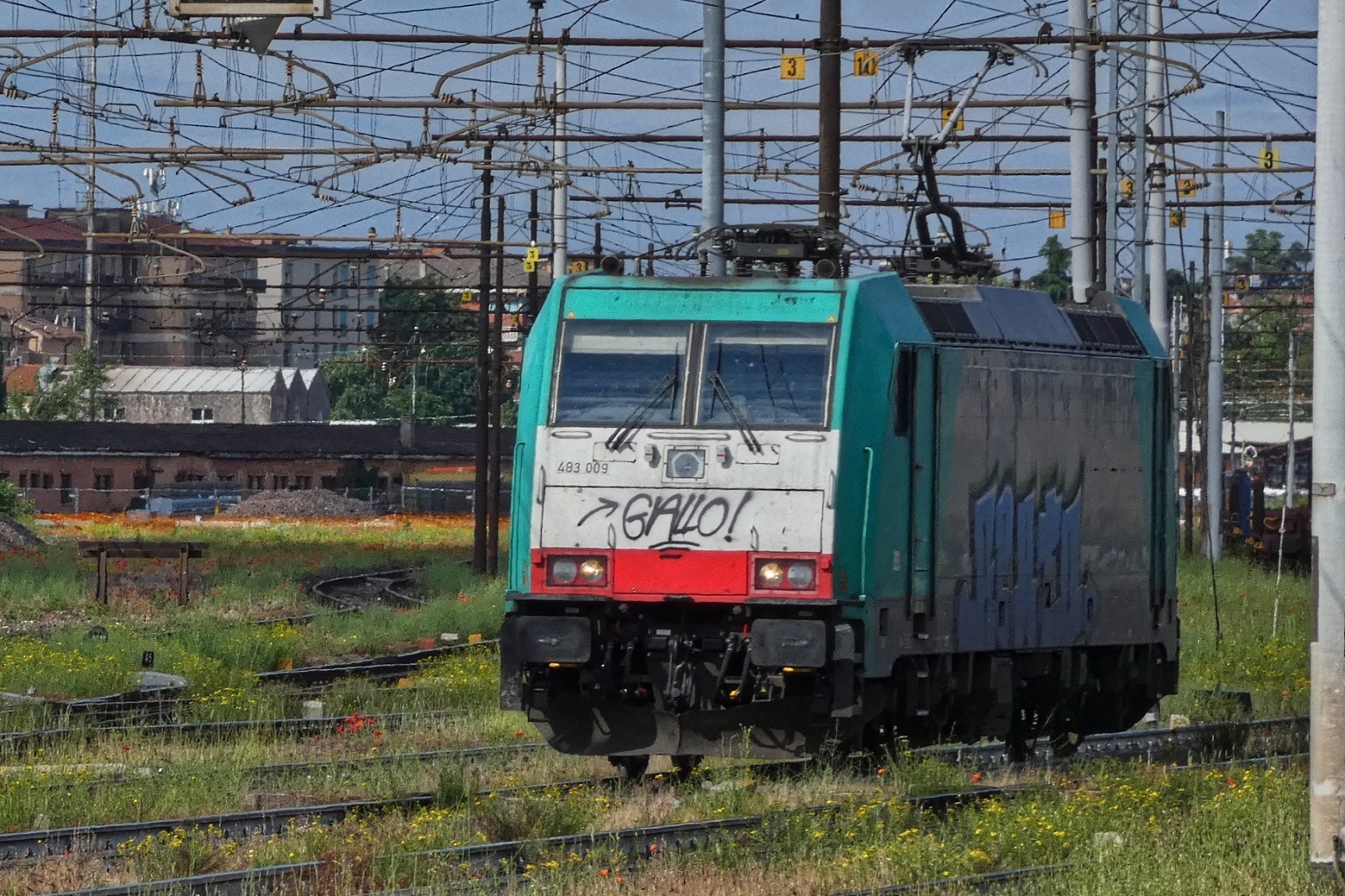 E-Lok 483 009, hat ihren Zug  in der Abstellung des Bahnhofs von Verona abgehngt und durchfhrt die Abstellung zum Gleiswechsel. 09.05.2025