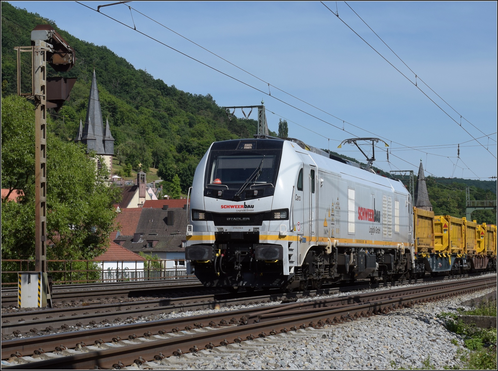 Echte Brummer.

Die Eurodual 159 236 von Schweer Bau vor der Kulisse des historischen Städchens Gmünden am Main. Juni 2022.