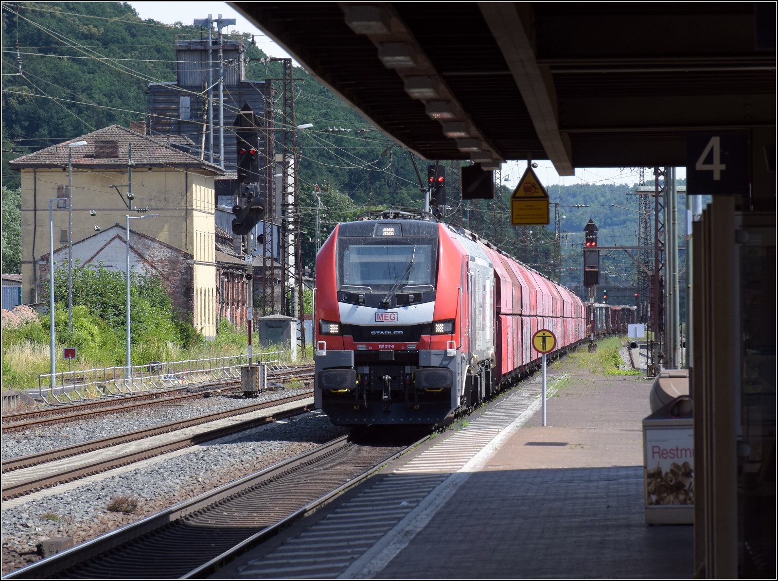 Echte Brummer.

Die Eurodual der MEG 159 217 hat in Gmünden am Main sogar den Dieselmotor zugeschaltet, um den langen Güterzug die hier beginnende Rampe den Spessart hinauf nach Flieden zu bringen.