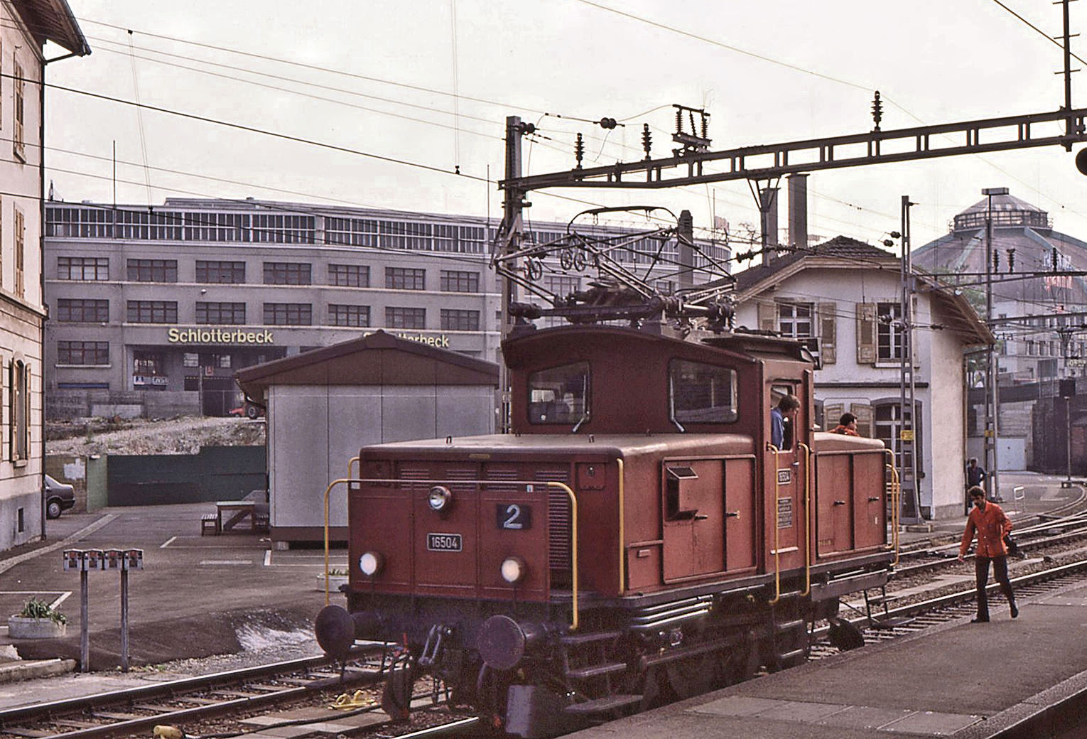 Ee 931 (Ee 3/3 II): Die Zweisystemlok (Wechselstrom SNCF 25 kV 50 Hz / SBB 15 kV 16,7 Hz) 16501-16506 wurden 1957/58 gebaut für Rangierdienst in Basel SBB, der auf der Nordseite in die Anlagen der SNCF hinein führt. Sie blieben in diesen Diensten bis zum Ende 1994-2002. Im Bild Lok 16504 in den Anlagen von Basel SBB. 1.Juni 1989. 