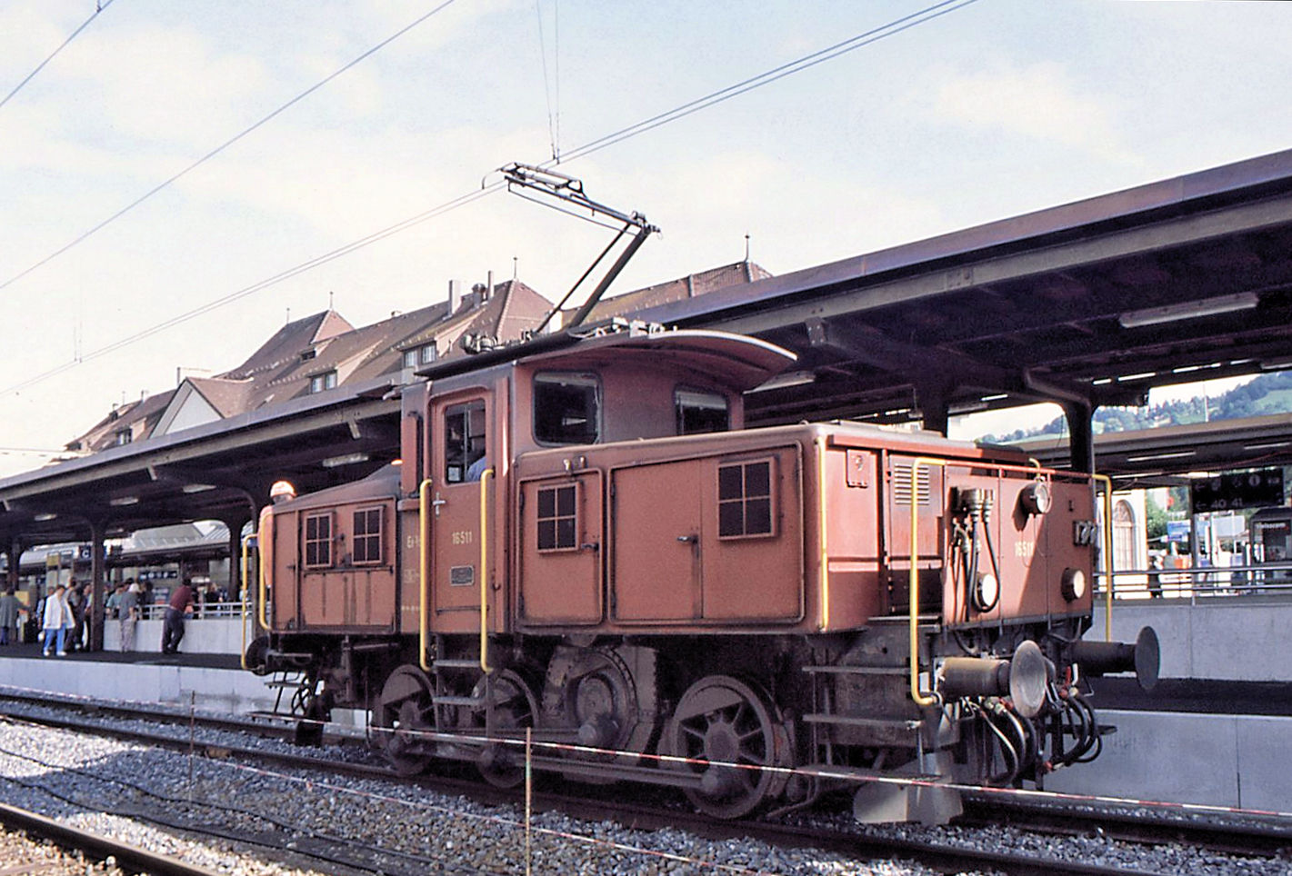 Ee 932 (Ee 3/3 II): Die 9 Zweisystemloks Ee 3/3 II 16511-16519 wurden von den franzsischen SNCF in den Jahren 1962/3 beschafft und fuhren in der Regel in Doppeltraktion im Ueberfuhrdienst SNCF/SBB im Raum Basel. Dabei wechselten sie zwischen Wechselstrom 25 kV 50 Hz und 15 kV 16,7 Hz. In den Jahren 1971/72 wurden diese Loks an die SBB verkauft und bekamen die Nummern 16511-16519, wobei sie nun einzeln an verschiedenen Orten in der Schweiz als Rangierloks zum Einsatz kamen. Zwischen 2006 und 2010 schieden sie aus. Im Bild rangiert 16511 ungewhnlicherweise in Thun, 17.August 1999. 