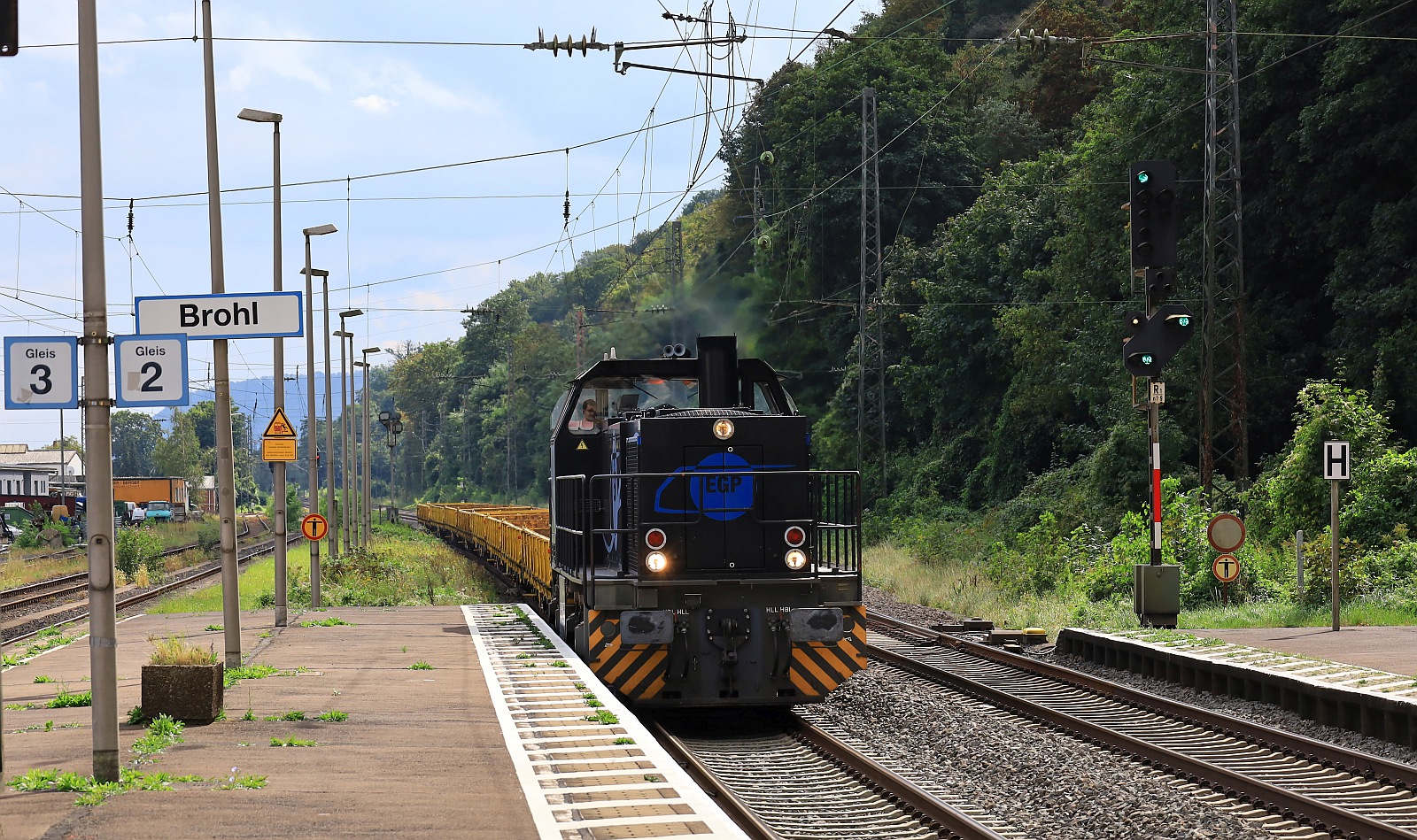 EGP 275 009-9 mit kurzem Bauzug Durchfahrt Bhf Brohl. 13.09.2023