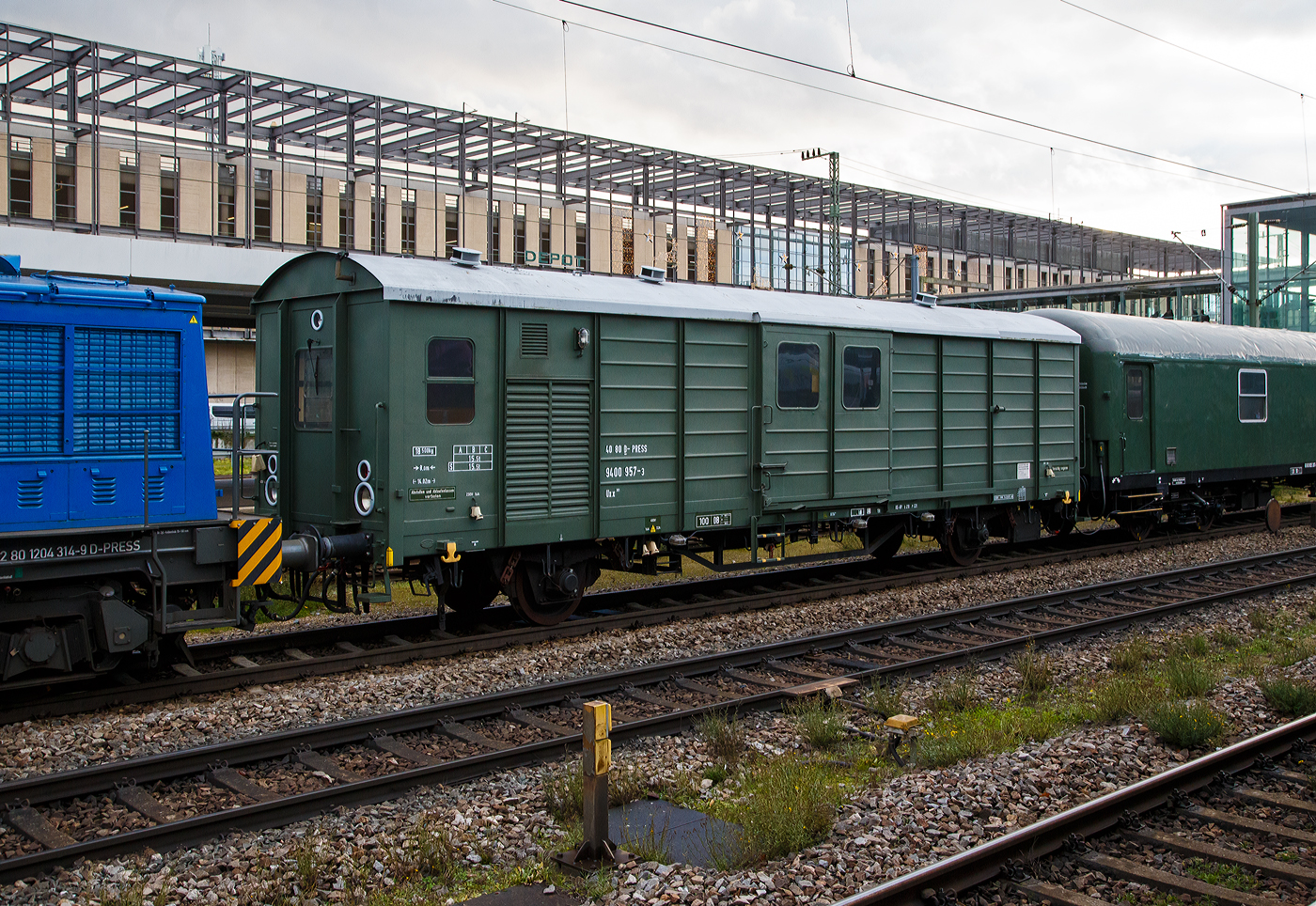 Ehemaliger Energieversorgungswagen 40 80 D-PRESS 9400 957-3, der Gattung Ux x 361, der Eisenbahn-Bau- und Betriebsgesellschaft Pressnitztalbahn mbH, am 24.11.2022 im Zugverband bei einer Zugdurchfahrt im Hbf Regensburg.  Davor die PRESS 204 016-0 alias 204 314-9 (92 80 1204 314-9 D-PRESS).

Der Wagen ist der ex Energieversorgungswagen 40 80 940 0 957-3 D-DB, der DB Netz AG Notfalltechnik (Standort Wittenberge), der Bauart 361 neu EHZ-E 361, ex DR Hilfszug - Energieversorgungswagen DR 40 50 948 0717-0. Aus einem Gbrrs 1509 Güterwagen 1979  vom RAW Leipzig unter der Fabriknummer 45 umgebaut.

Der Energieversorgungswagen hat nur an einem Ende einen UIC-Übergang mit Gummiwülsten, der durch eine Drehtür verschlossen werden kann. An dem gegenüberliegenden Wagenende wurde durch eine Trennwand mit Drehtür ein separater Raum für den Stromerzeuger abgeteilt. Der so entstandene Maschinenraum nimmt ungefähr ein Fünftel des Wagengrundrisses ein und ist mit Schallschutzmaßnahmen versehen. Das dort ursprünglich verbaute Dieselaggregat war luftgekühlt und hatte eine Leistung von 20 kVA. In den noch vorhandenen Hilfszügen kommen nunmehr neue, schallisolierte und emissionsarme Stromerzeuger zum Einsatz. In den Seitenwänden des Maschinenraumes verbaute man seitlich Türen mit Jalousien (zum einfachen Wechseln des Aggregates), Axiallüfter für den Luftaustausch und je ein Klappfenster auf jeder Wagenseite. Damit der Hilfszug auch mit dem Energieversorgungswagen voran zur Einsatzstelle geschoben werden konnte, erhielt auch der Maschinenraum einen vereinfachten Führerstand mit dem, aus dem Aufenthaltswagen bekannten Steuer- und Signaleinrichtungen.

Der restliche Raum des Wagens beherbergt eine Werkstatteinrichtung mit Werkbank und Schweißgeräten, Regalen für Beleuchtungsgerät und Kabel sowie Lagerungen für Handwerkzeuge und Gasflaschen. Zur Verladung schwerer Ausrüstungsteile erhielt der Wagen, abweichend vom Brückenkran des Gerätewagens, zwei Säulendrehkräne. Die beiden, diagonal neben den Schiebetüren angeordnete Kräne werden elektrisch betrieben und haben eine Hubkraft von je 2,5 kN. Weitere Aufgleisgeräte, schwere Seile und Seilhaken sind funktionell in Gerätekästen und Aufnahmen am Untergestell des Wagens verstaut.

TECHNISCHE DATEN: 
Spurweite: 1.435 mm (Normalspur)
Achsanzahl: 2
Länge über Puffer: 14.020 mm 
Achsabstand:: 8.000mm  
Eigengewicht: 18.500 kg 
Max. Zuladung: 15.500 kg
Zul. Höchstgeschwindigkeit: 100 km/h
Bremse: KE-GP (LL)
Bremssohle: IB 116

Der Energieversorgungswagen ist/war Bestandteil von einem Einheitshilfszug (EHZ). Die EHZ sind von der Deutschen Reichsbahn (DR) zwischen 1973 und 1979 entwickelte und gebaute Standardhilfszug der DR. 
