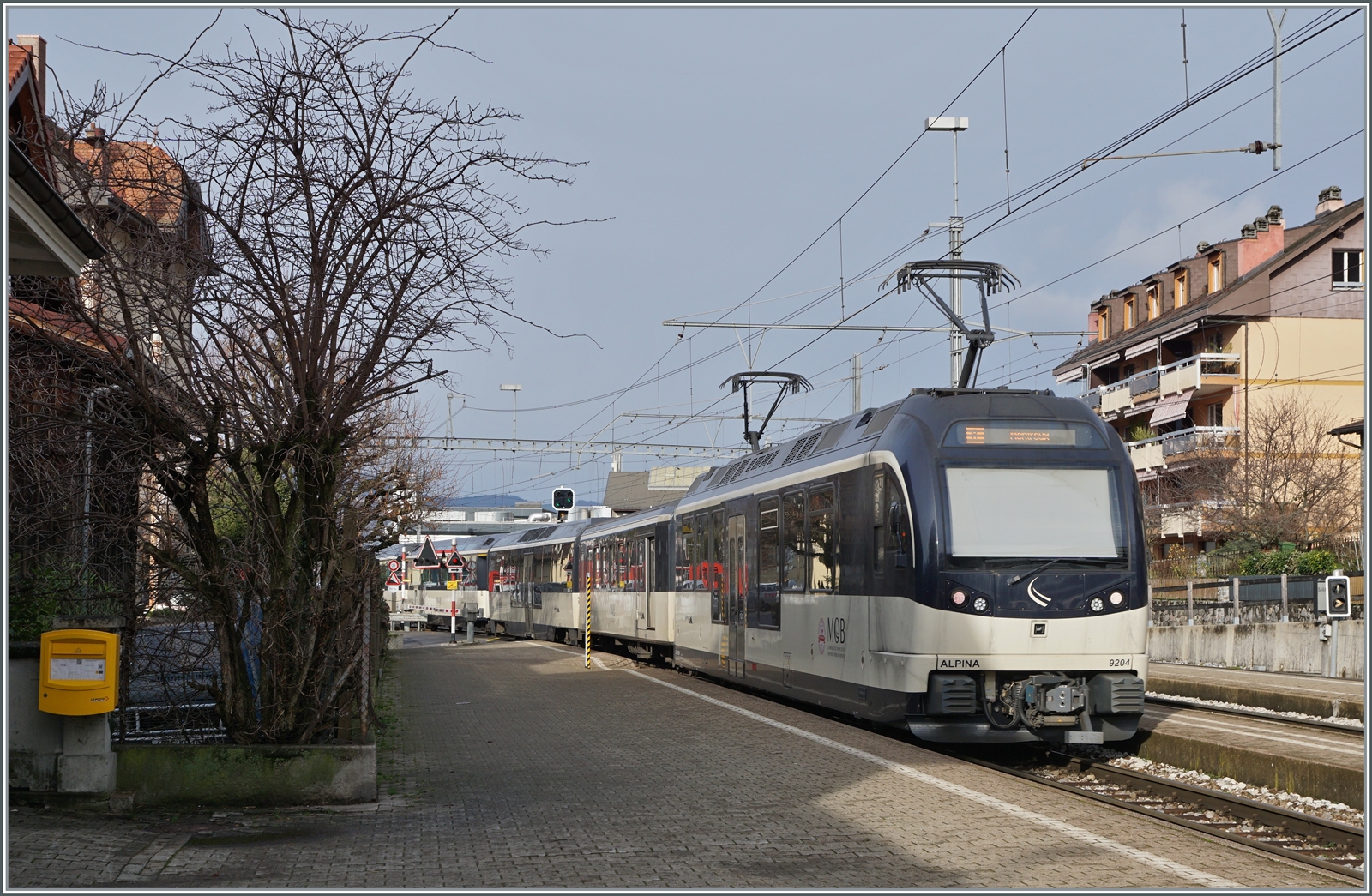 Ei MOB Alpina Zug von Zweisimmen nach Montreux verlässt Chernex.

4. Jan. 2023