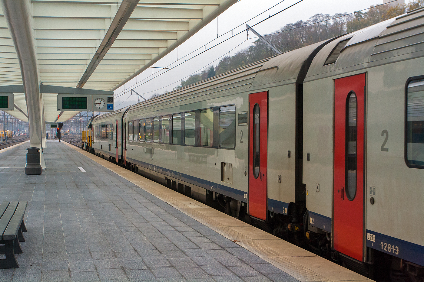 Ein 2. Klasse SNCB/NMBS - I11 Wagen, eingereiht im Zugverband eines IC via Brüssel nach Ostende, am 23 November 2013 bei der Ausfahrt aus dem Bahnhof Lüttch-Guillemins (Gare de Liège-Guillemins).

Als I11-Wagen werden Reisezugwagen der NMBS/SNCB (Nationale Gesellschaft der Belgischen Eisenbahnen) bezeichnet, die zwischen 1996 und 1997 von Bombardier ausgeliefert wurden und für eine Geschwindigkeit von 200 km/h geeignet sind.

Die Fertigung der I11-Wagen begann im Jahr 1995 und war 1997 abgeschlossen. Haupteinsatzgebiet der Wagen ist die IC-Linie A von Ostende über Brüssel nach Eupen. Die Umstellung dieser Linie auf I11-Wagen erfolgte im Juli 1996. Der Einsatz von Wendezügen mit den Steuerwagen des Typs I11 begann im Februar 1998. 

Es gibt drei unterschiedliche Varianten der I11-Wagen: 
•	I11 A bezeichnet die Wagen erster Klasse,
•	I11 B die Wagen zweiter Klasse und 
•	I11 BDx die Steuerwagen. 
Sowohl vom Exterieur als auch vom Interieur ähneln die Wagen den Triebzügen der Reihe AM 96, an deren Entwicklung Bombardier ebenfalls beteiligt war. Front und Führerstand der Steuerwagen wurden von der Reihe 13 übernommen. Mit den Lokomotiven dieses Typs oder der Reihe 18 können auch Wendezüge gebildet werden.

Die I11-Wagen waren die ersten Wagen der NMBS/SNCB, die für eine Geschwindigkeit von 200 km/h ausgelegt sind. Diese Geschwindigkeit wird planmäßig auf der Schnellfahrstrecke HSL 2 zwischen Brüssel und Lüttich ausgefahren. Bei 200 km/h liegt der Geräuschpegel bei 65 dB.

Gegenüber den zuvor eingesetzten Wagen in Belgien wurden die I11-Wagen in zahlreichen Punkten weiterentwickelt: Eine Klimaanlage und behindertengerechte, geschlossene Chemietoiletten sind vorhanden, an den Wagenenden im Innenraum sowie an der Außenseite der Wagen sind elektronische Fahrgastinformationssysteme installiert, die Wagenbeleuchtung im Innenraum ist indirekt und es gibt ein Rollstuhlabteil. Anordnung und Komfortniveau der Sitze sind an den Hochgeschwindigkeitsverkehr angelehnt.

Siemens erhielt im Dezember 2021 den Auftrag, die 21 I11-Steuerwagen mit ETCS auszurüsten (ETCS Level 2 nach Baseline 3 M2)

TECHNISCHE DATEN:
Hersteller: 	Bombardier Transportation
Ehem. Nummerierung: 11801–11836 (Wagen 1. Klasse), 12801–12906 (Wagen 2. Klasse) und 19801–19821 (Steuerwagen)
Gebaute Anzahl: 36 A-Wagen, 106 B-Wagen und 21 BDx-Steuerwagen
Spurweite: 1.435 mm (Normalspur)
Anzahl der Achsen: 4 
Länge über Puffer : 26.400 mm
Drehzapfenabstand : 19.000 mm
Wagenkastenbreite: 2.860 mm
Eigengewicht: 46 t (B-Wagen)
Höchstgeschwindigkeit: 200 km/h
Sitzplätze: 60 im 1. Klasse Wagen, 80 im 2. Klasse Wagen und 58 im Steuerwagen zudem mit Gepäckabteil und einem Steuerabteil.
