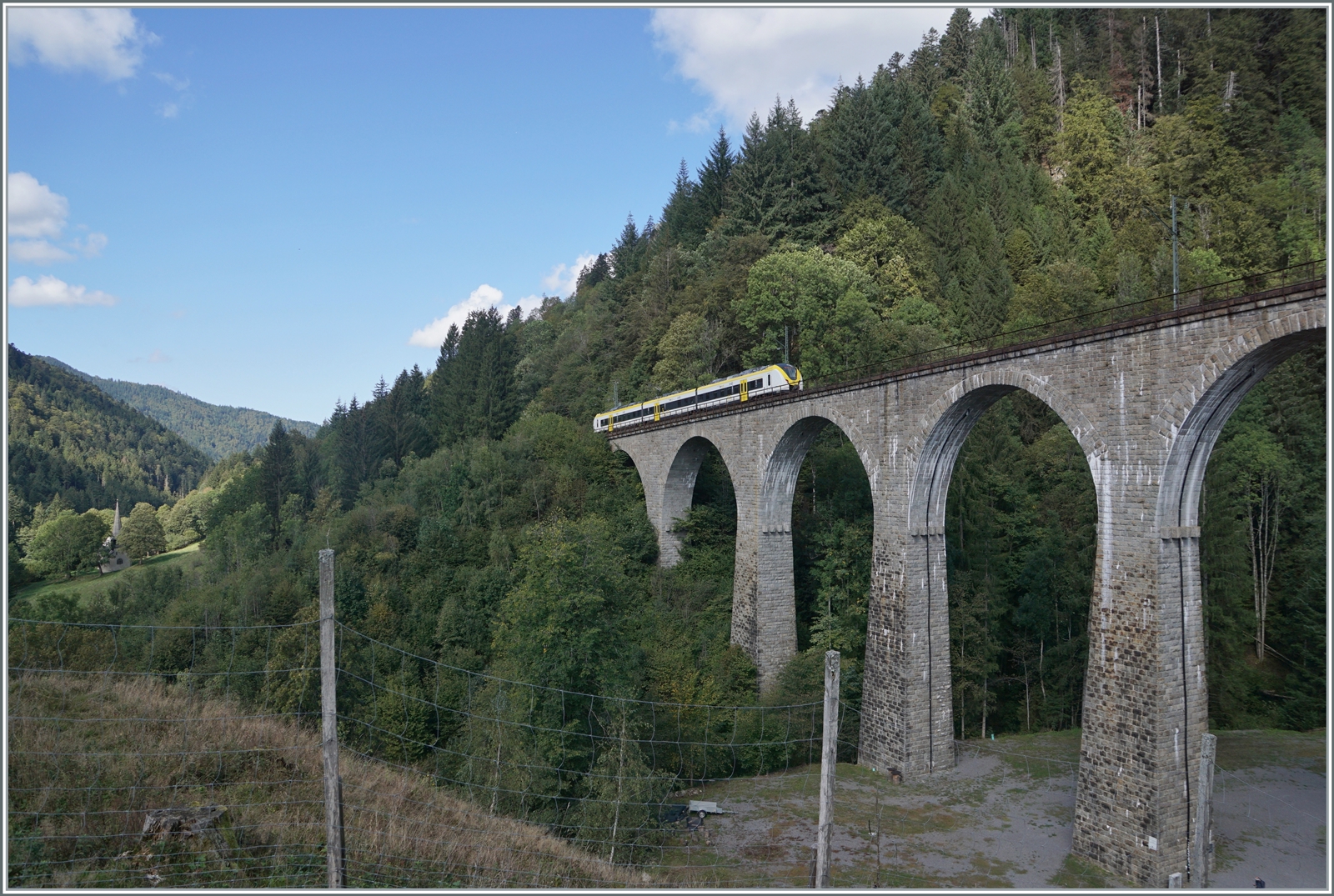 Ein Alstom Coradia 1440 ist auf dem Ravenna Viadukt auf dem Weg in Richtung Titisee.

24. Sept. 2023