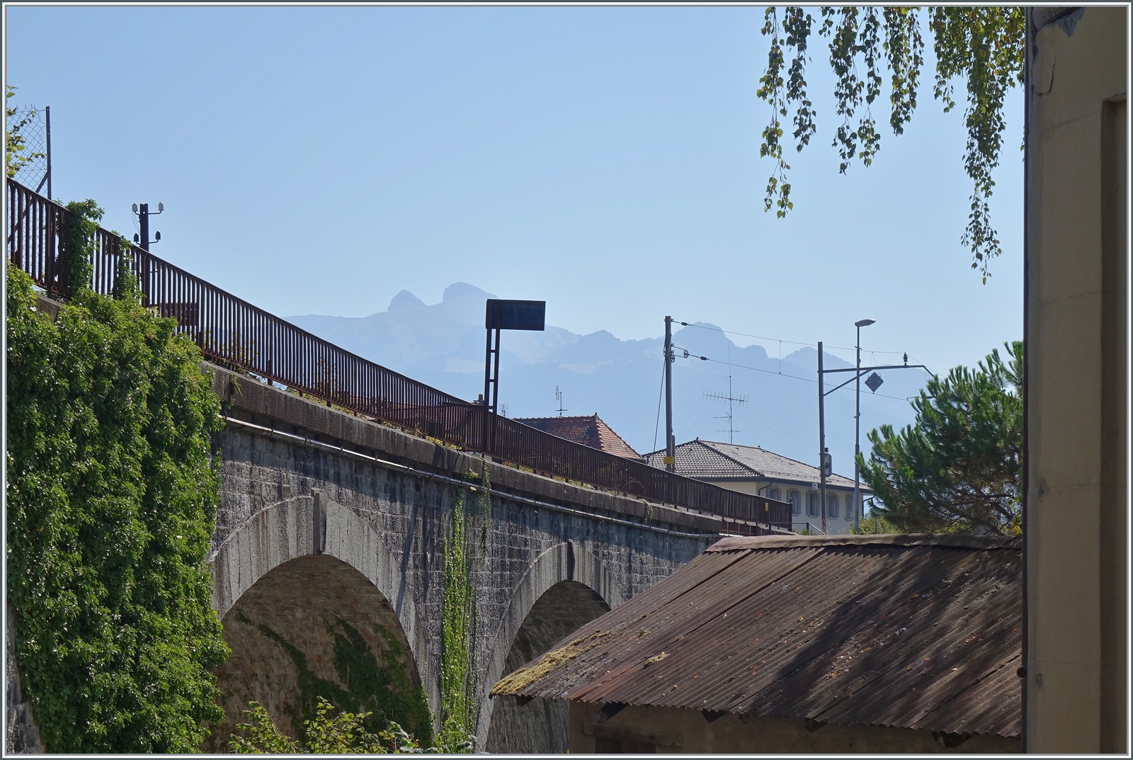 Ein Blick auf die Strecke Evian - St-Gingolph an der Grenze zur Schweiz in St-Gingolph (France).
Im rechten Bildteil sind bereits die Fahrleitungs-Masten der SBB Strecke nach St-Maurice zu erkennen.

16. Aug. 2022