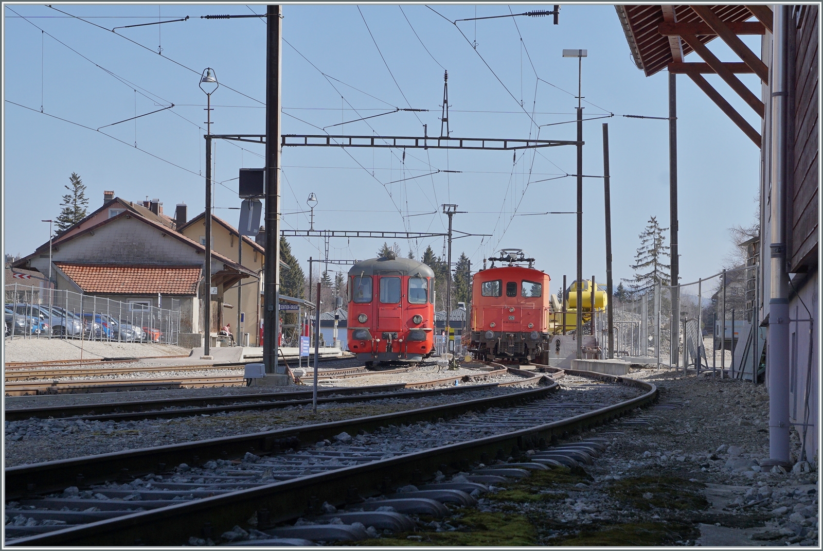 Ein Blick in den Bahnhof von Le Sentier Orient zeigt den Steuerwagen ABt 5 85 80 33 3758-7 des ausnahmsweise hier abgestellten Schülerzuges und den Tem III 329 (97 85 1220 329-7). 

24. März 2022