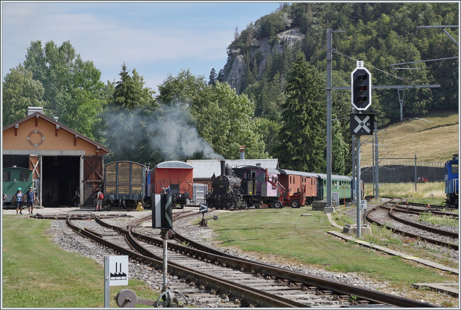Ein Blick über das Dépôt-Gelände der CTVJ (Compagnie du Train à Vapeur de la Vallée de Joux) mit dem für den Nachmittgag vorgesehen Dampfzug. 

23. Juli 2023