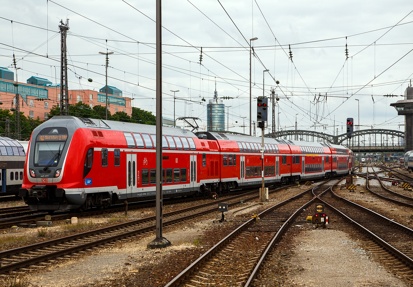 Ein Bombardier TWINDEXX Vario Doppelstock-Regionalverkehrstriebzug (EH 600 mm) am Zugschluss mit dem Triebwagen 445 077 verlässt am 06 Juni 2019, als RB nach Nürnberg Hauptbahnhof, den Hauptbahnhof München.