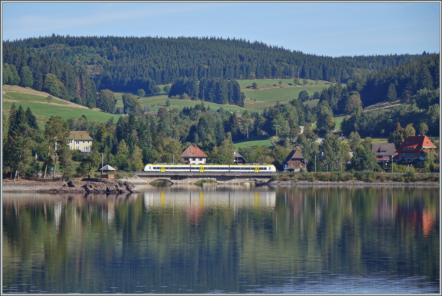 Ein DB Alstom Coradia Continental 1440 ist bei Schluchsee in der nähe der Amaliens Ruhe (links im Bild) auf dem Weg nach Titisee. 

25. Sept. 2023 