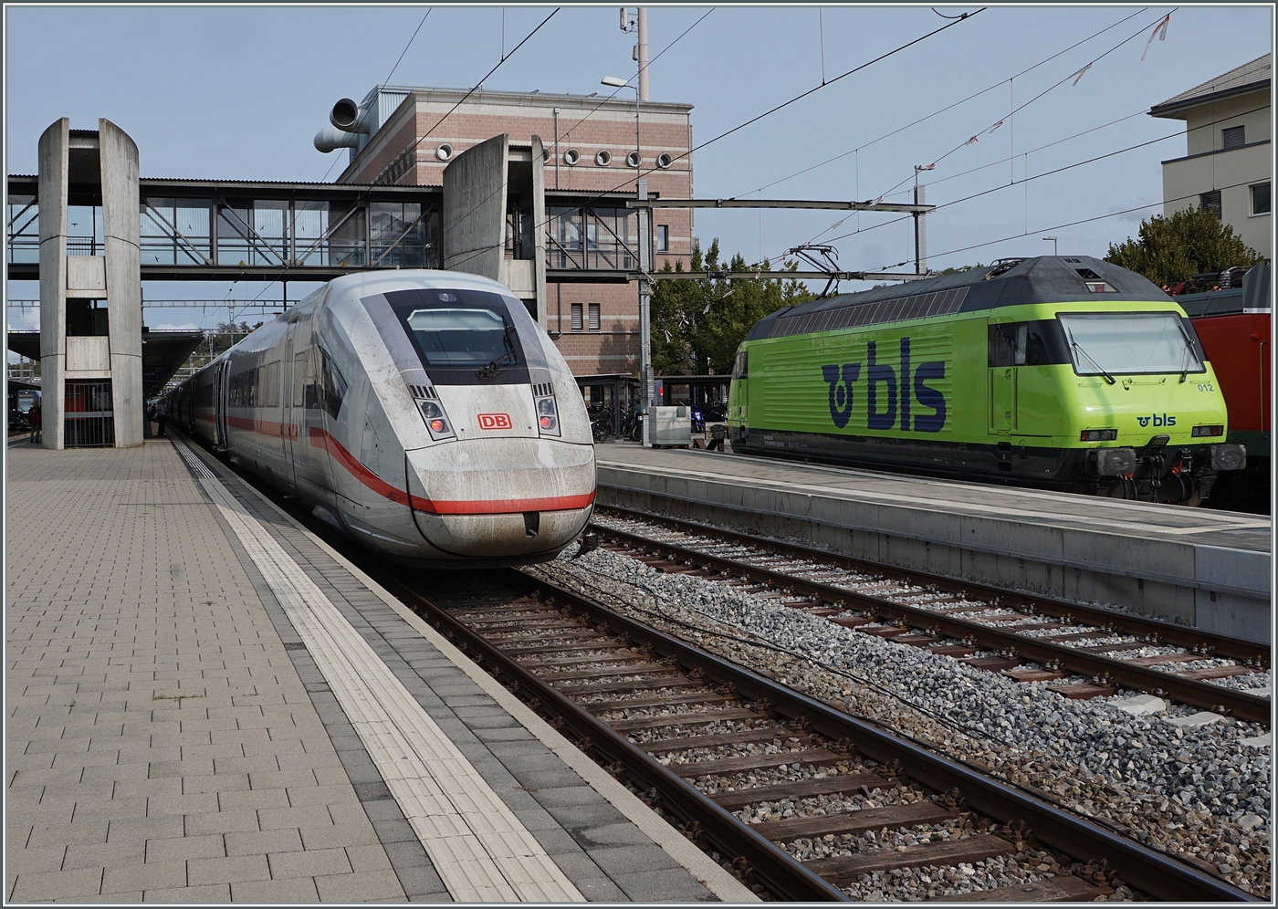 Ein DB ICE 4 von Interlaken Ost nach Hamburg Altona begegnet in Spiez der BLS Re 465 012. 

30. August 2023