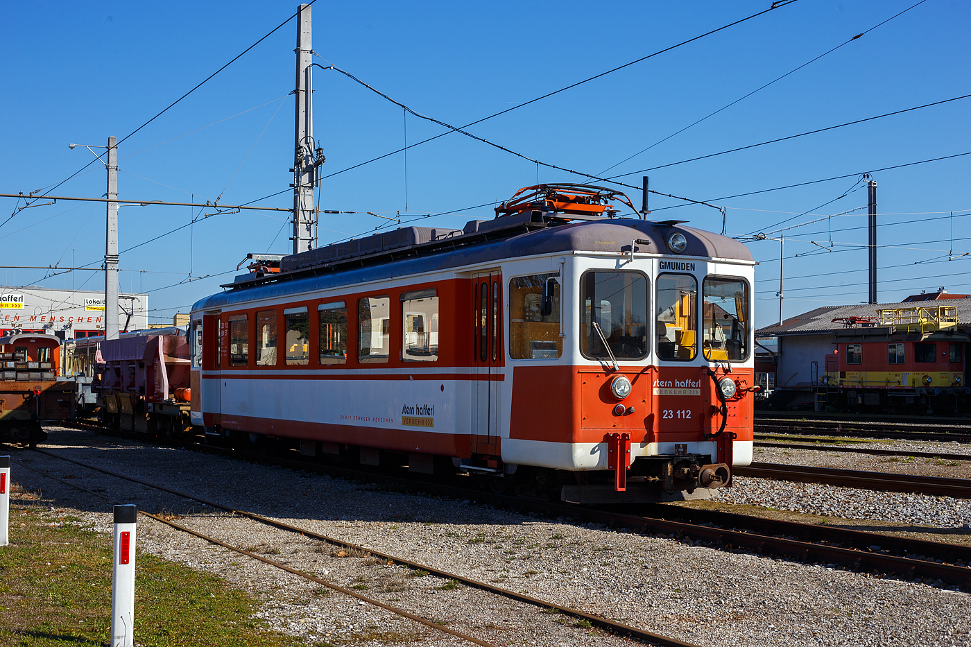 Ein ehemaliger Schweizer nun in Oberösterreich:
Der Schmalspur-Elektro-Triebwagen 23 112 ET B4 „Gmunden“ (Arbeitstriebwagen) der Stern & Hafferl Verkehrsgesellschaft m.b.H. (StH), Lokalbahn Gmunden–Vorchdorf, steht am 04 April 025 beim Bahnhof Vorchdorf-Eggenberg. Der ET ist der ehemalige Schweizer ET WSB Be 4/4 8 der Wynental- und Suhrentalbahn, wie der WSB Nr. 7, wurde dieser 1954 von der SWS (Schweizerische Wagons- und Aufzügefabrik AG in Schlieren-Zürich) gebaut. Die Elektrotriebwagen wurden 1998/99 nach Österreich an die Stern & Hafferl Verkehrsgesellschaft verkauft.

TECHNISCHE DATEN:
Spurweite: 1.000 mm (Meterspur)
Achsformel: Bo' Bo'
Länge: 17.150 mm
Drehzapfenabstand: 11.450 mm
Achsabstand im Drehgestell: 1.800 mm
Dienstgewicht: 28.000 kg
Dauerleistung: 376 kW
Raddurchmesser: 770 mm (neu)
Stromsystem: 750 V DC (=)
Stromübertragung: Oberleitung
Anzahl der Fahrmotoren: 4
Sitzplätze: 48

Die Lokalbahn Gmunden–Vorchdorf, ehemals Traunseebahn, ist eine meterspurige Lokalbahn in Oberösterreich. 2018 wurde die Strecke mit der Straßenbahn Gmunden verbunden. Seitdem verkehren die Züge unter dem Markennamen Traunseetram durchgehend zwischen Gmunden Bahnhof und dem Bahnhof Vorchdorf-Eggenberg.

Die Lokalbahn wird mit 750 Volt Gleichstrom betrieben. Sie befindet sich im Besitz der am 27. April 1912 gegründeten Lokalbahn Gmunden-Vorchdorf AG. Der Betrieb wird von Stern & Hafferl Verkehrsgesellschaft m.b.H. geführt, jenem Unternehmen, das für die Bauführung verantwortlich war und das im Rahmen der Linienplanung die Absicht verfolgte, in den von der Bahn berührten Ortschaften (sowie auch in Altaussee) elektrische Lichtanlagen einzuführen und zwei nächstgelegenen Wirtschaftsunternehmen auch Arbeitsstrom zur Verfügung zu stellen. 