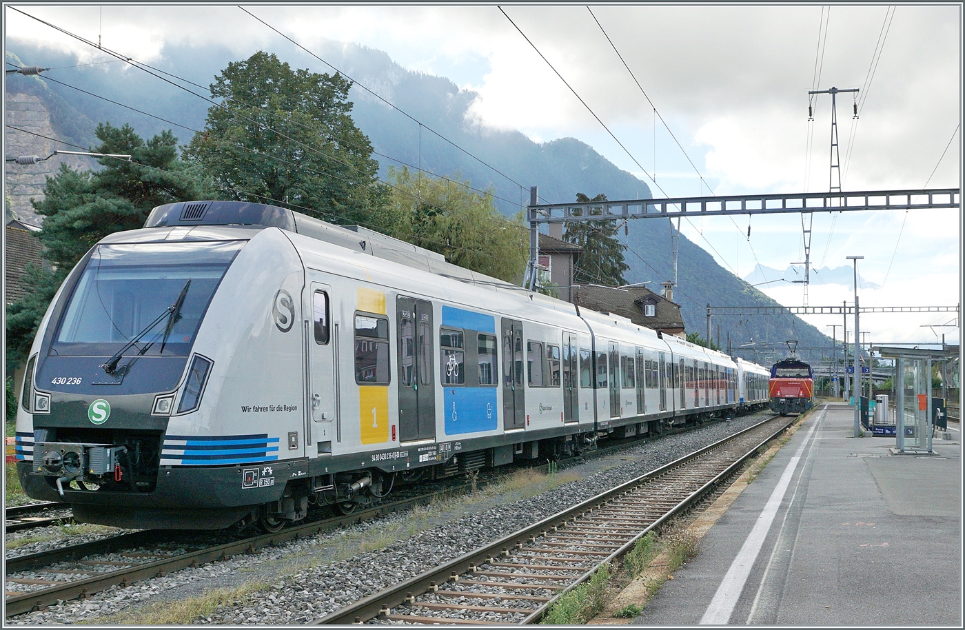 Ein hier nicht zu sehender SBB Tm 234 rangiert in Villeneuve die beiden DB Stuttgarter S-Bahn Züge 430 236 und 727 ins Alstom-Werk, wo die Triebzüge eine ETCS Aufrüstung erhalten. 

6. September 2024