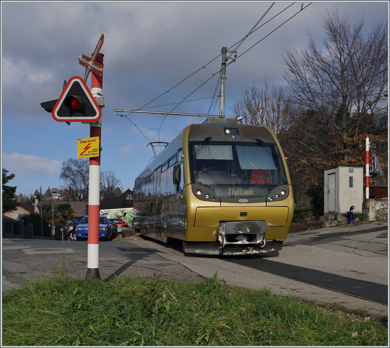 Ein MOB Be 4/4 (Serie 5000) als  Panoramic-Express  von Zweisimmen nach Montreux bei Planchamp. 

11. Dez. 2022