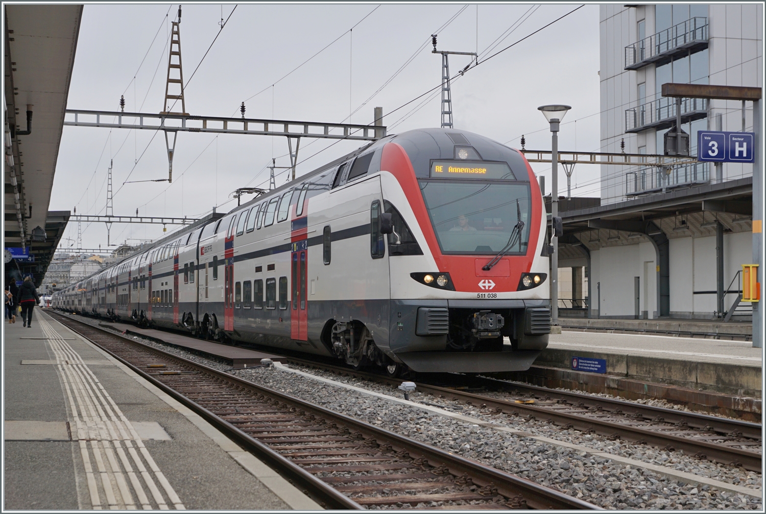 Ein RE33 nach Annemasse bestehend aus dem RABe 511 038 und einem weiteren wartet in Genève auf die Abfahrt. 

4. März 2024