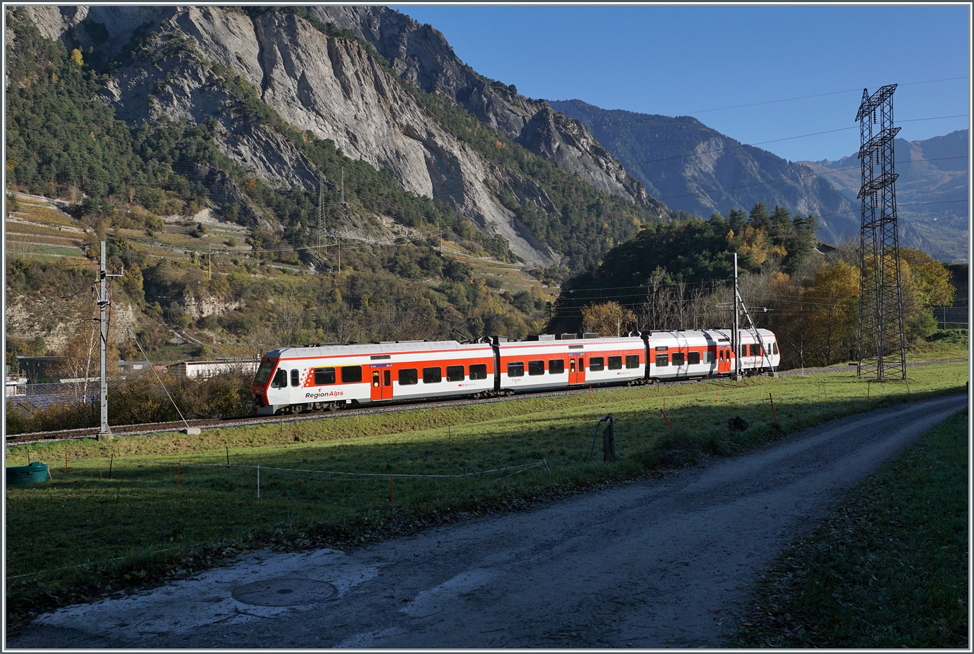 Ein Region Alps RABe 525 (NINA) ist als Regionalzug auf dem Weg von Le Chble nach Martigny und hat soeben den Bahnhof von Sembrancher verlassen. 

30. Okt. 2024