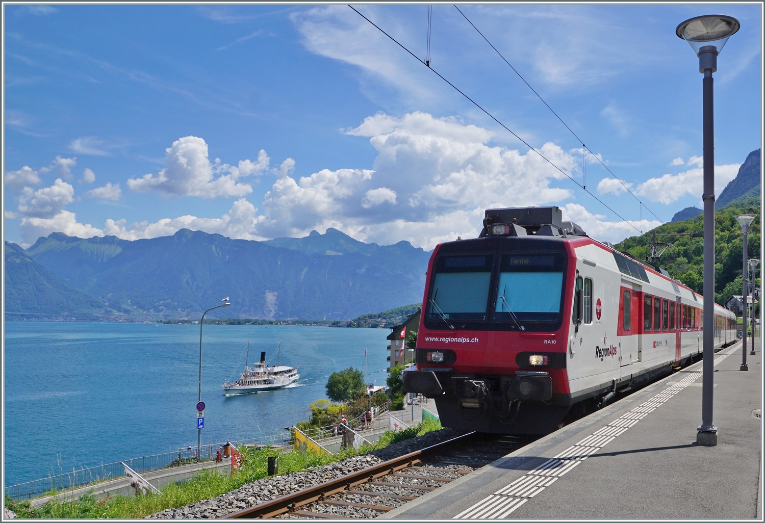 Ein Region Alps RBDe 560  Domino  ist von Brig in St-Gingolph angekommen. Im Hintergrund ist der Schaufelraddampfer  Italie  zu sehen.

30. Juli 2022