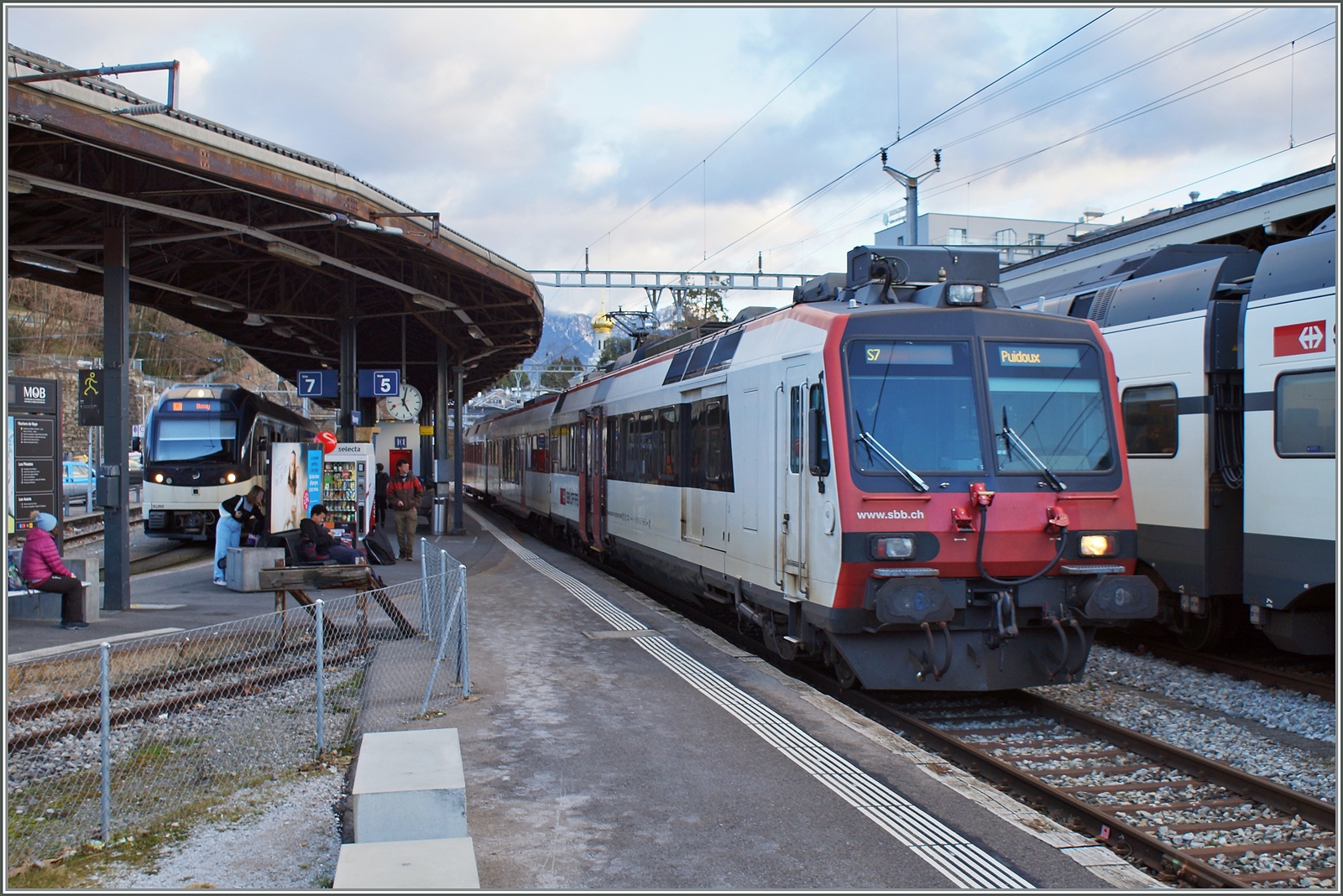 Ein SBB Domino wartet als S7 in Vevey auf die Abfahrt nach Puiddoux. 

4. Februar 2023