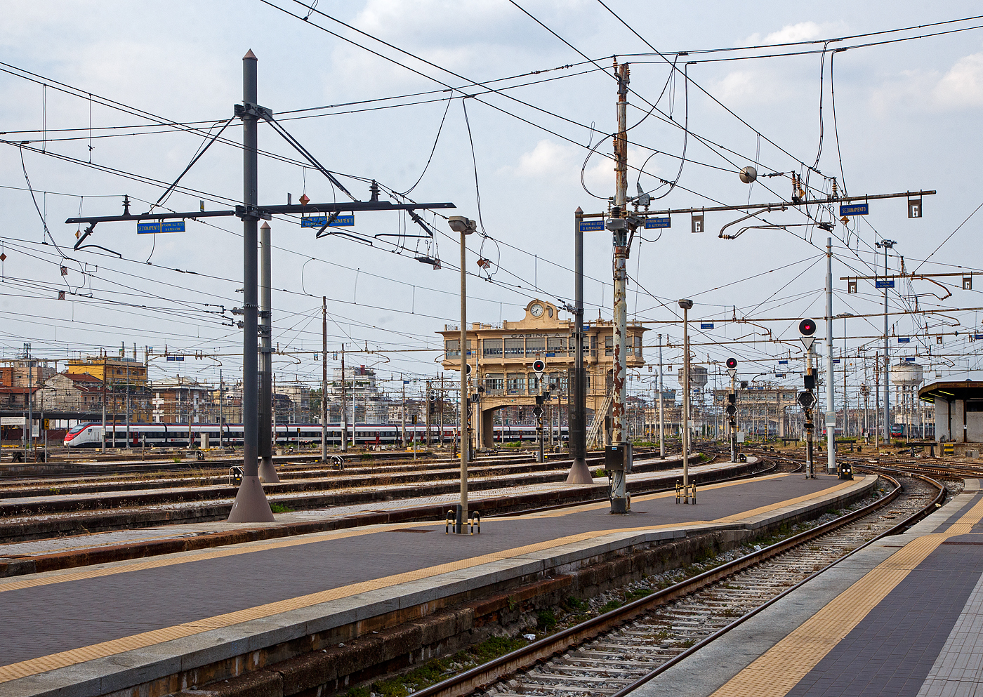 Ein SBB RABe 501 „Giruno“ bzw. „Bussard“ erreicht am 23.07.2022 den Bahnhof Milano Centrale, in der Bildmitte das alte Stellwerk /Posto di movimento)  Cabnina A  und rechts die  Cabnina C .

Die SBB RABe 501 „Giruno“ sind  200 Meter lange elfteilige Gliederzüge der SBB die von Stadler Rail gebaut werden. Die SBB bezeichnen die Züge auch als Giruno (abgeleitet aus rätoromanisch girùn für „Bussard“), von Stadler Rail werden sie als SMILE (für „Schneller Mehrsystemfähiger Innovativer Leichter Expresszug“, bis 2017 Stadler EC250) bezeichnet. 

Der Giruno ist auch in Italien, Deutschland und Österreich zugelassen.
Die bis zu 250 km/h schnellen neuen Züge werden seit 2019 eingesetzt. Am Gotthard ersetzen die Züge langfristig die Neigezüge der Typen ICN und ETR 610. 