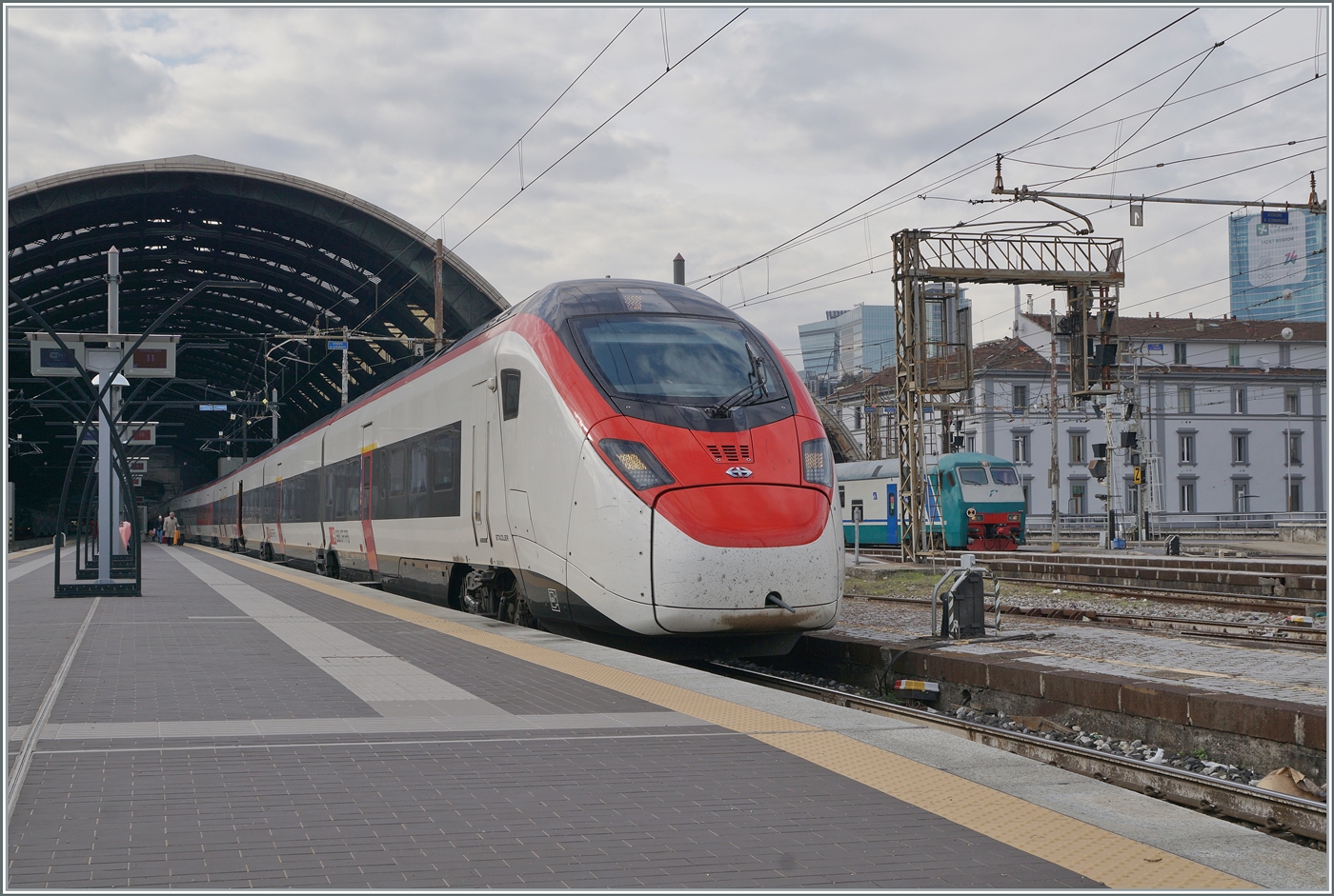 Ein SBB RABe 501  Giruno  wartet in Milano Centrale auf die Abfahrt nach Zürich HB. 

8. Nov. 2022