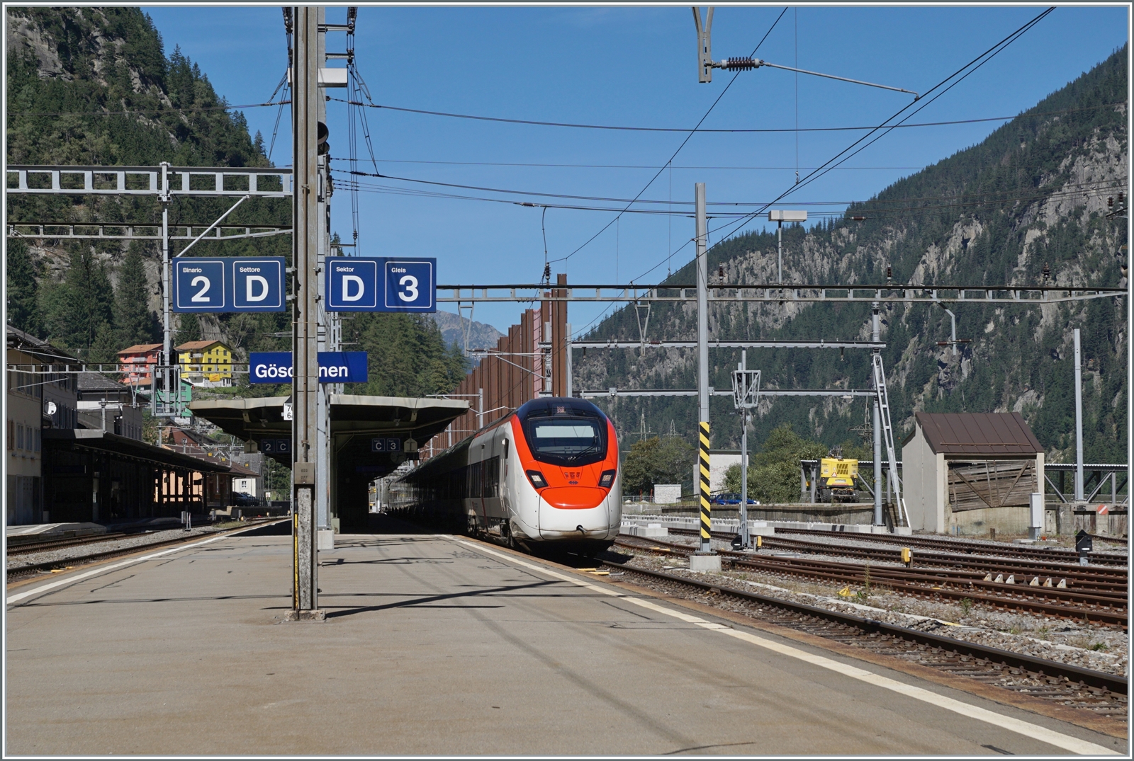 Ein SBB RABe 501  Giruno  ist als IC 10873 auf dem Weg von Zürich HB nach Lugano und fährt durch den Bahnhof von Göschenen. Rechts im Bild sind die kaum noch genutzten Gleise des Bahnhof zu sehen. Die Fahrleitung ist grösstenteils abgebaut, ein Umstand, welcher dank den noch vorhanden Fahrleitungsmasten kaum auffällt.

4. Sept. 2023