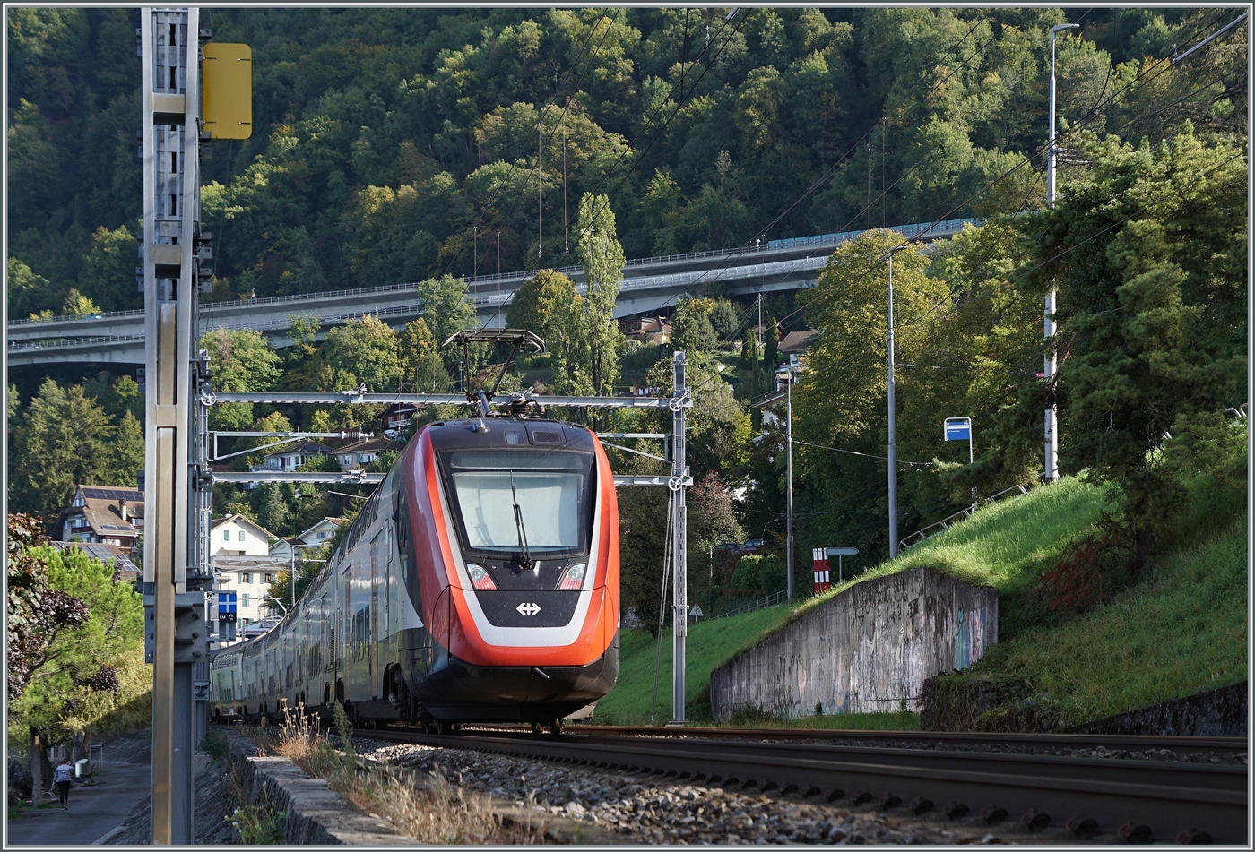 Ein SBB RABe 502  Twindexx  auf Test-/Probefahrt hat Villeneuve verlassen und fährt nun in Richtung Lausanne.

3. Okt 2022