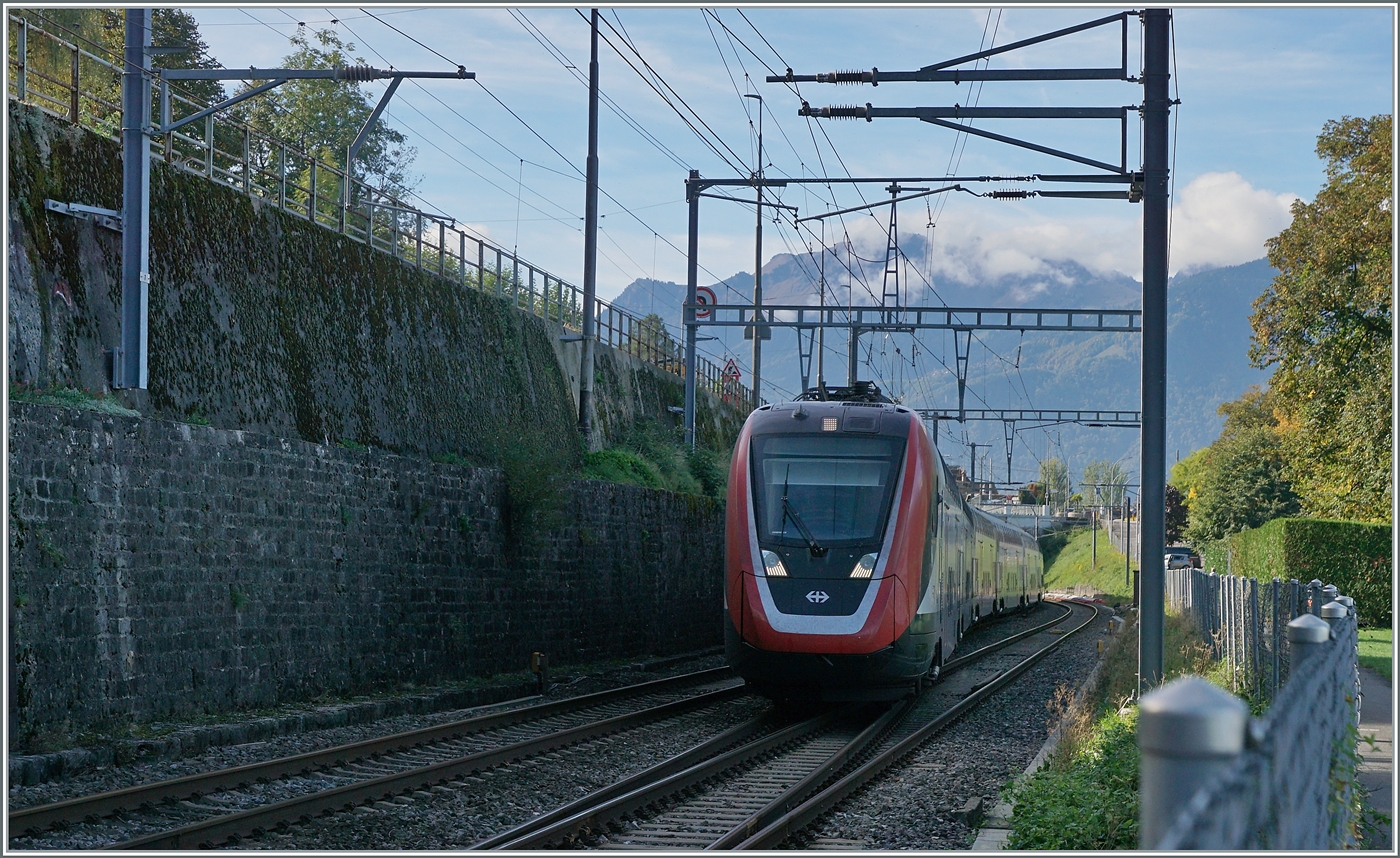 Ein SBB RABe 502  Twindexx  auf Test-/Probefahrt verlässt Villeneuve. 

3. Okt 2022