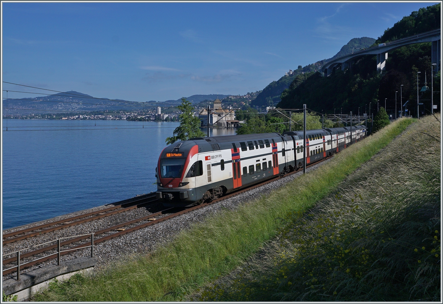 Ein SBB RABe 511 ist als RE von Annemasse nach St-Maurice beim Château de Chillon unterwegs. 

21.05.2022