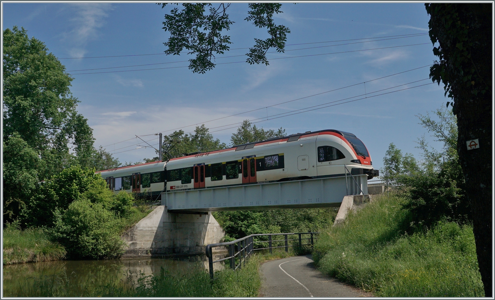 Ein SBB RABe 522 auf dem Weg von Meroux TGV mach Biel/Bienne überquert bei Grandvillard den Reih/Rohne Kanal. 

19. Mai 2021