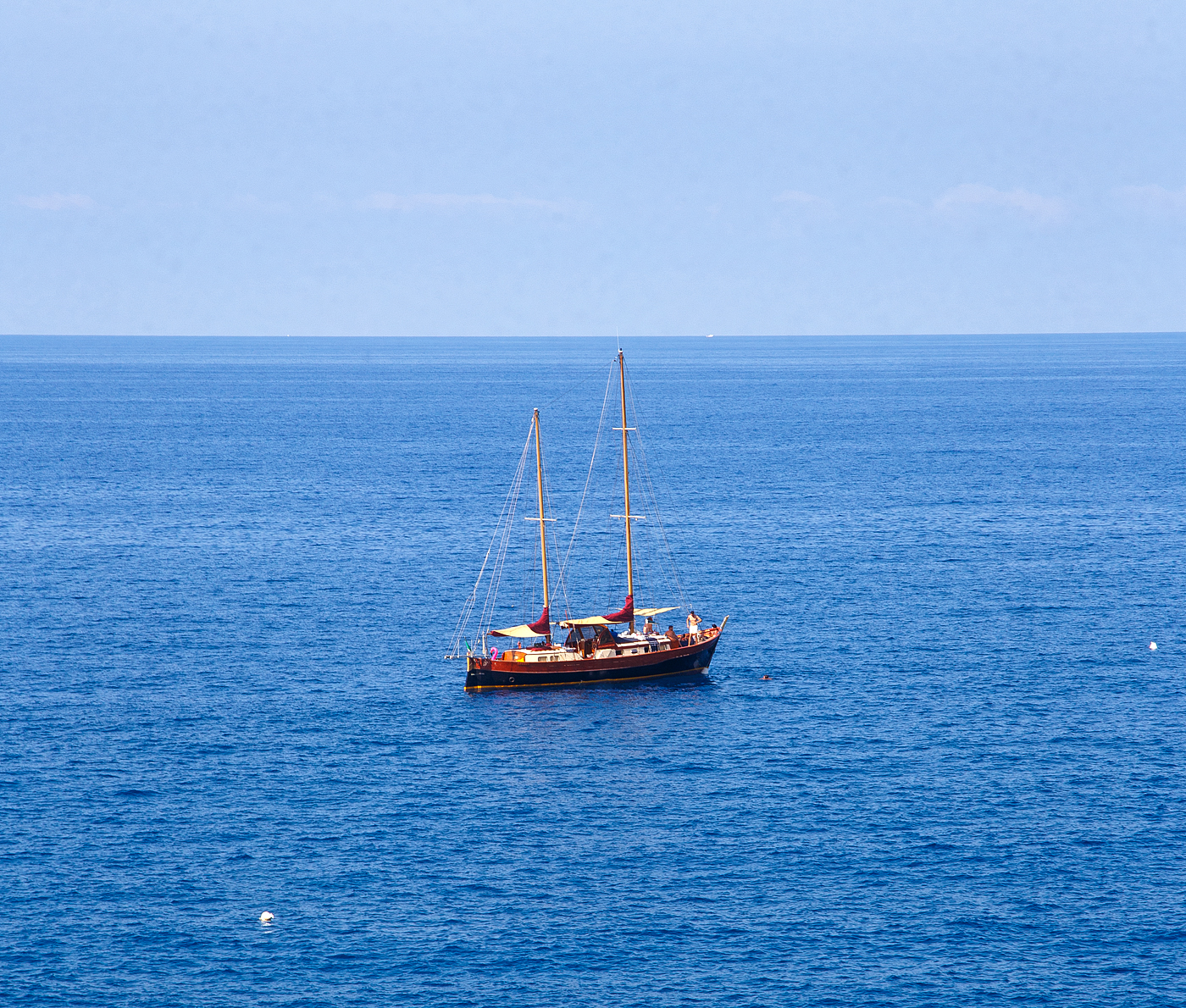 Ein Segelboot vor Riomaggiore (Cinque Terre) am 22.07.2022.