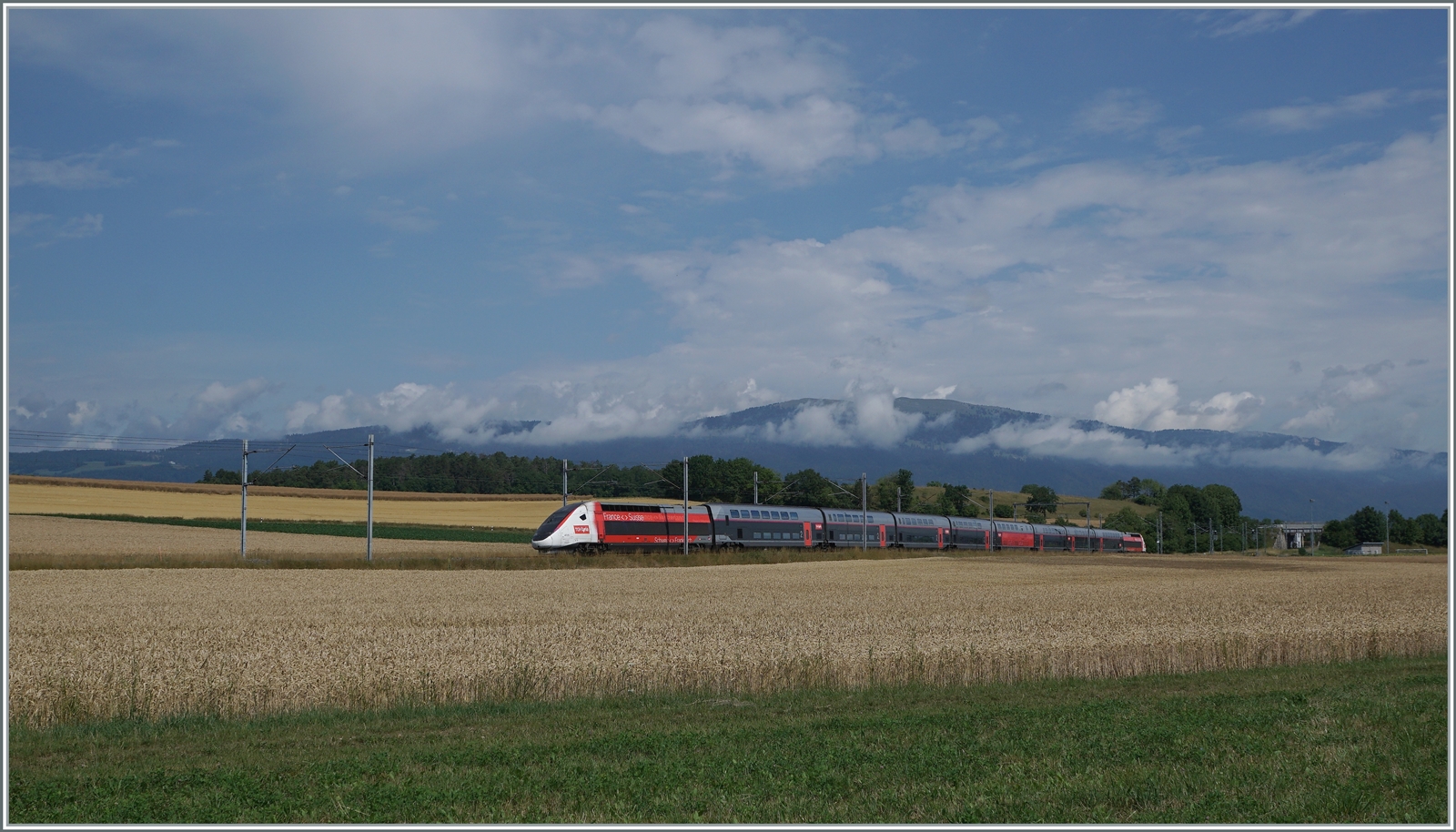 Ein TGV Lyria ist bei Arnex auf dem Weg von Paris Gare de Lyon nach Lausanne.

4. Juli 2022