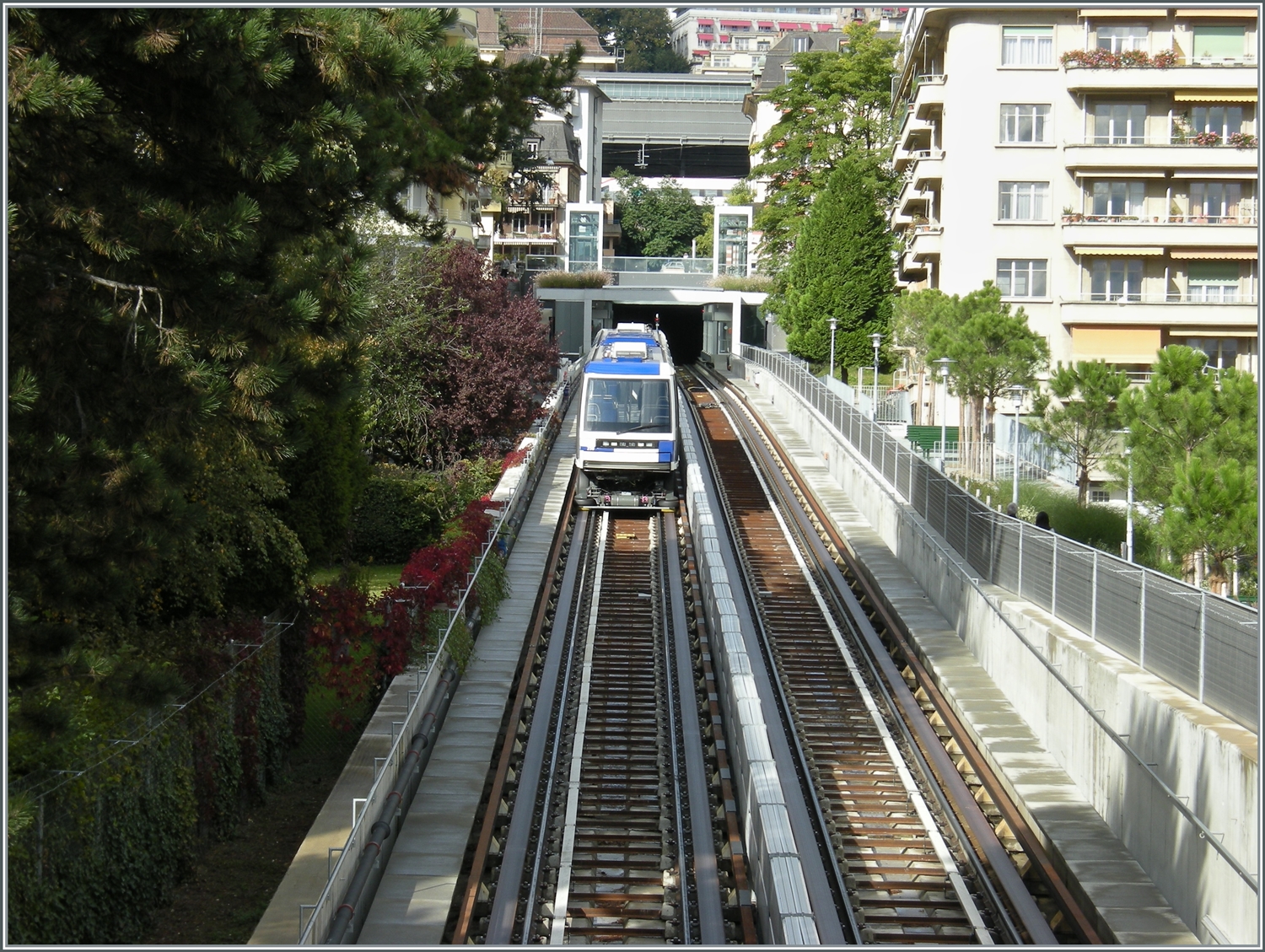 Ein TL Be 8/8 der Linie M2 im Testbetrieb zwischen dem Bahnhof (oben zu erkennen) und Ouchy.

4. Okt. 2008