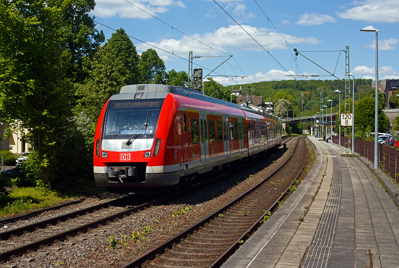Ein Triebzug der BR 430 / 431 der S-Bahn Stuttgart wohl auf Werkstattfahrt...
Der vierteilige Elektrotriebzug 430 063 / 431 063 / 431 563 / 430 536 der S-Bahn Stuttgart (DB Regio AG - Baden-Württemberg) fährt am 09 Mai 2025 durch den Bahnhof Kirchen/Sieg in Richtung Köln.

Der Triebzug wurde 2012 von Bombardier Transportation GmbH in Hennigsdorf sowie in Aachen unter den Fabriknummern 26620 bis 26623 gebaut, die Abnahme durch die DB Regio AG - Region Baden-Württemberg (S-Bahn Stuttgart) erfolgte jedoch erst im Februar 2014. 

Nach ursprünglichen Planungen der Hersteller sollte die Baureihe 430/431 bis Juni 2012 eine Zulassung erhalten haben. Dieser Zeitplan konnte jedoch nicht eingehalten werden. Die Fahrzeuge der Baureihe 430/431 erhielten am 21. Februar 2013 vom Eisenbahn-Bundesamt wegen Problemen mit der Mehrfachsteuerung zunächst nur eine Zulassung für den Kurzzugbetrieb. Die Zulassung für Voll- und Langzüge erfolgte am 25. März 2013. Seit dem 8. April 2013 erfolgt die Abnahme durch DB Regio vom Hersteller Bombardier.

Der Einsatz der Baureihe 430 in Stuttgart sollte ursprünglich Ende 2012 beginnen und bundesweit der erste sein. Zum Beginn des Verkehrsvertrags am 1. Juni 2013 sollten dann alle 87 bestellten Fahrzeuge zur Verfügung stehen, letztlich war dies erst im Januar 2015 der Fall.

